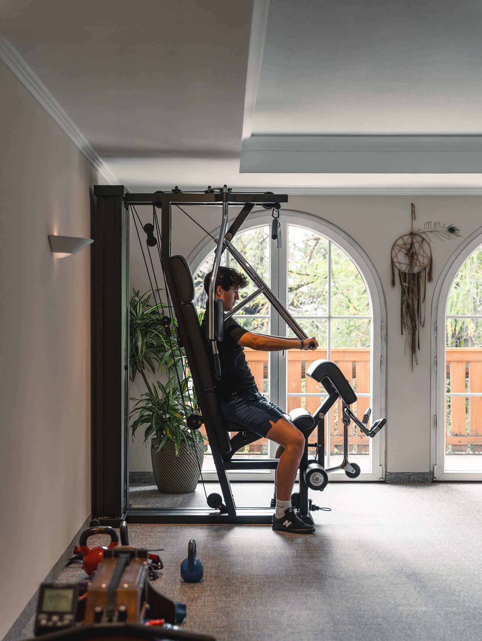 Un uomo che si allena nella sala fitness - Vitalhotel Erica