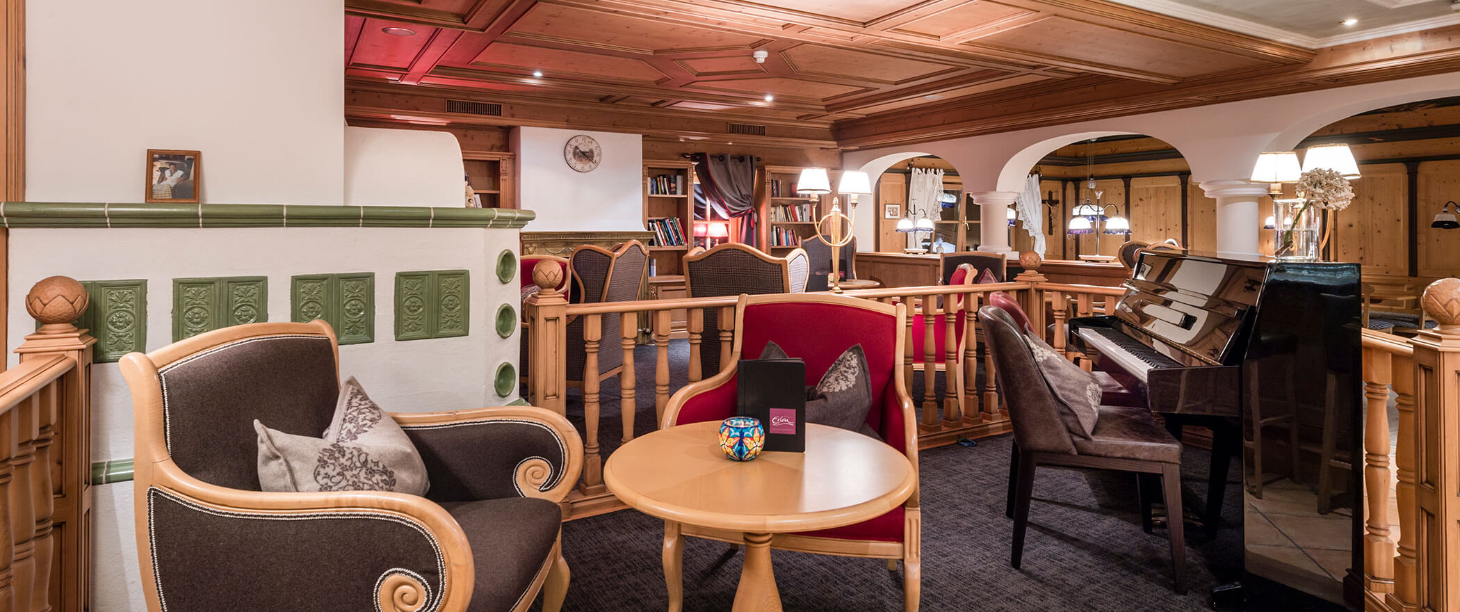 Sala da pranzo con stufa in maiolica e pianoforte - Vitalhotel Erica