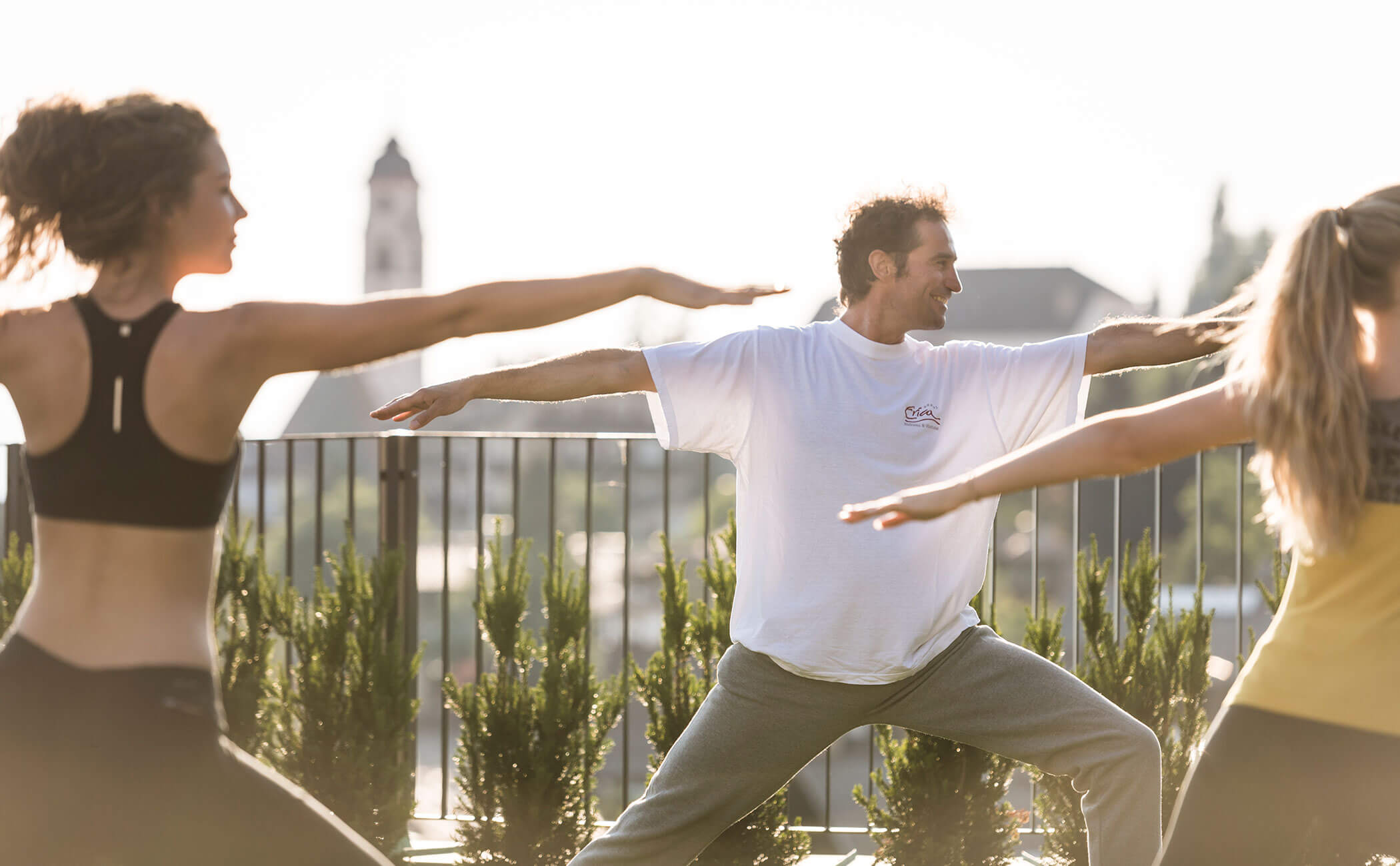 Un dipendente dell'hotel conduce una lezione di yoga - Vitalhotel Erica