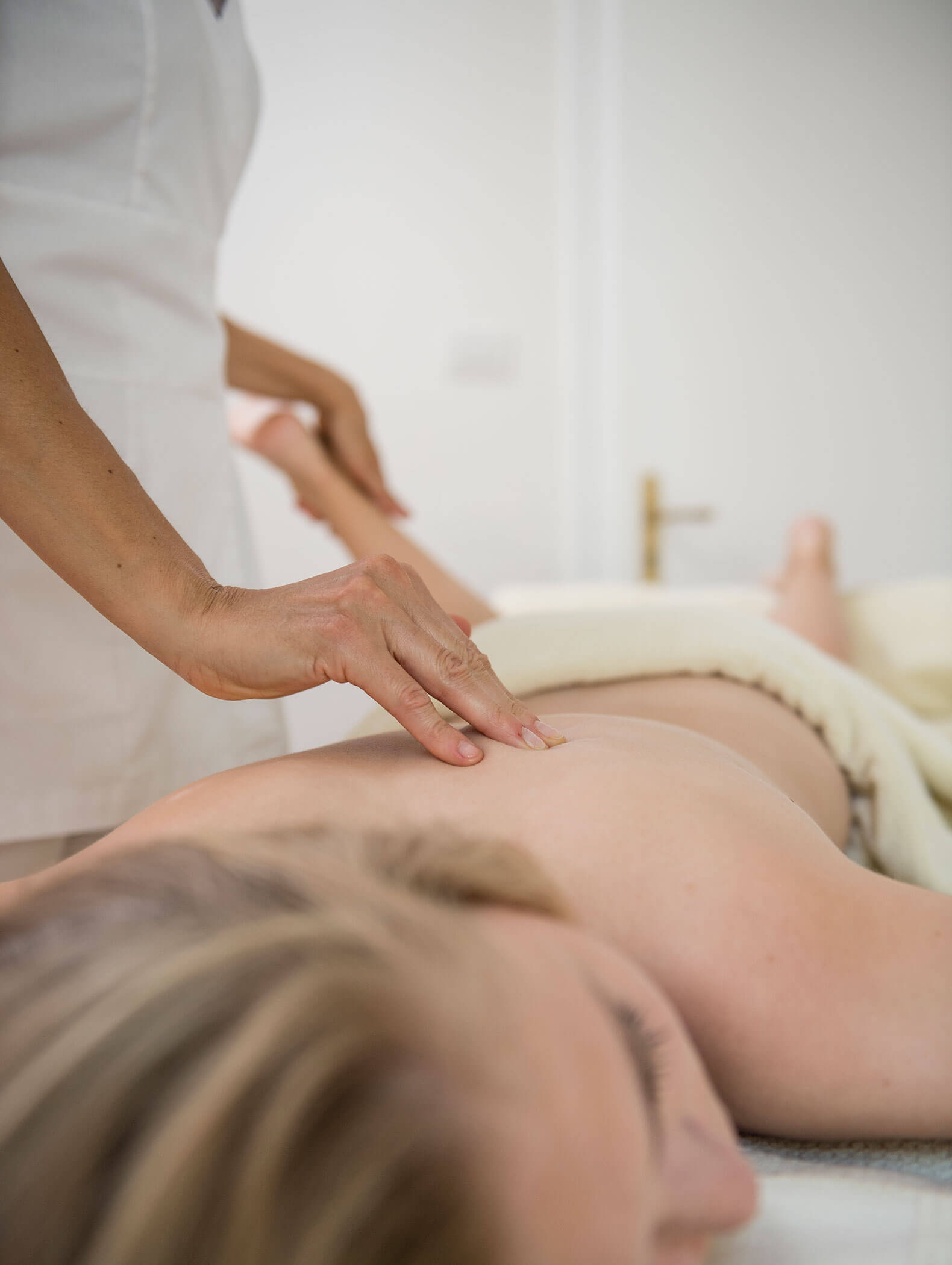 Una donna viene massaggiata con la tecnica Bowen - Vitalhotel Erica