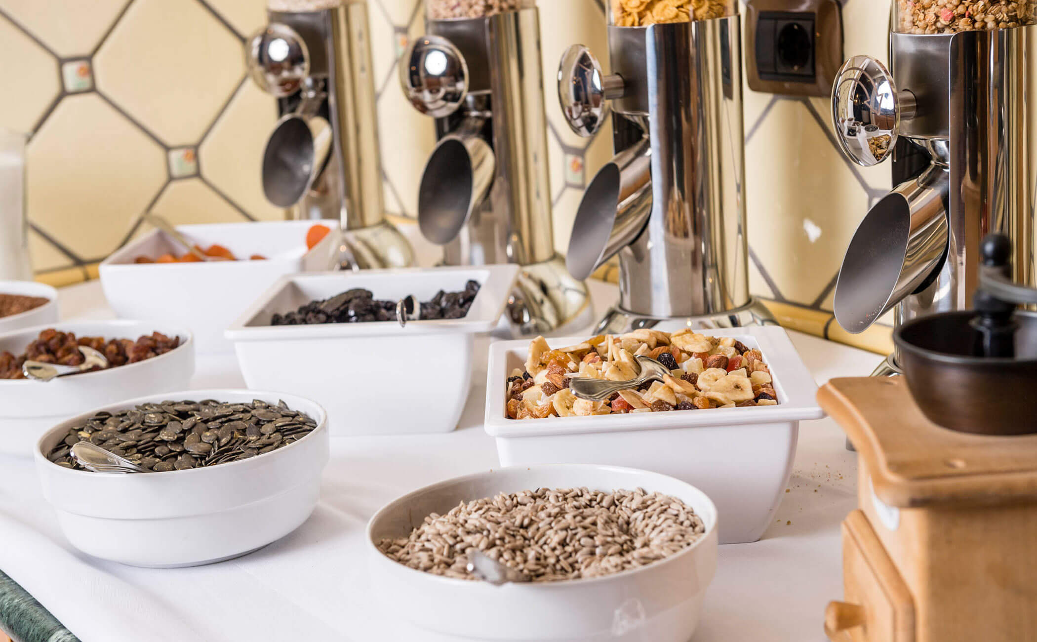 Muesli e frutta secca al buffet della colazione - Vitalhotel Erica