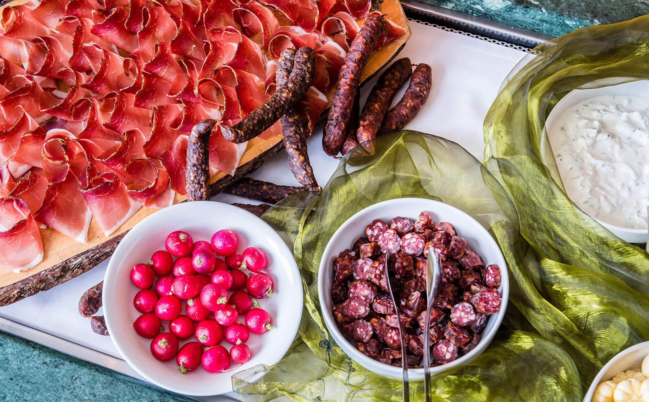 Speck, salame e ravanelli al buffet della colazione - Vitalhotel Erica