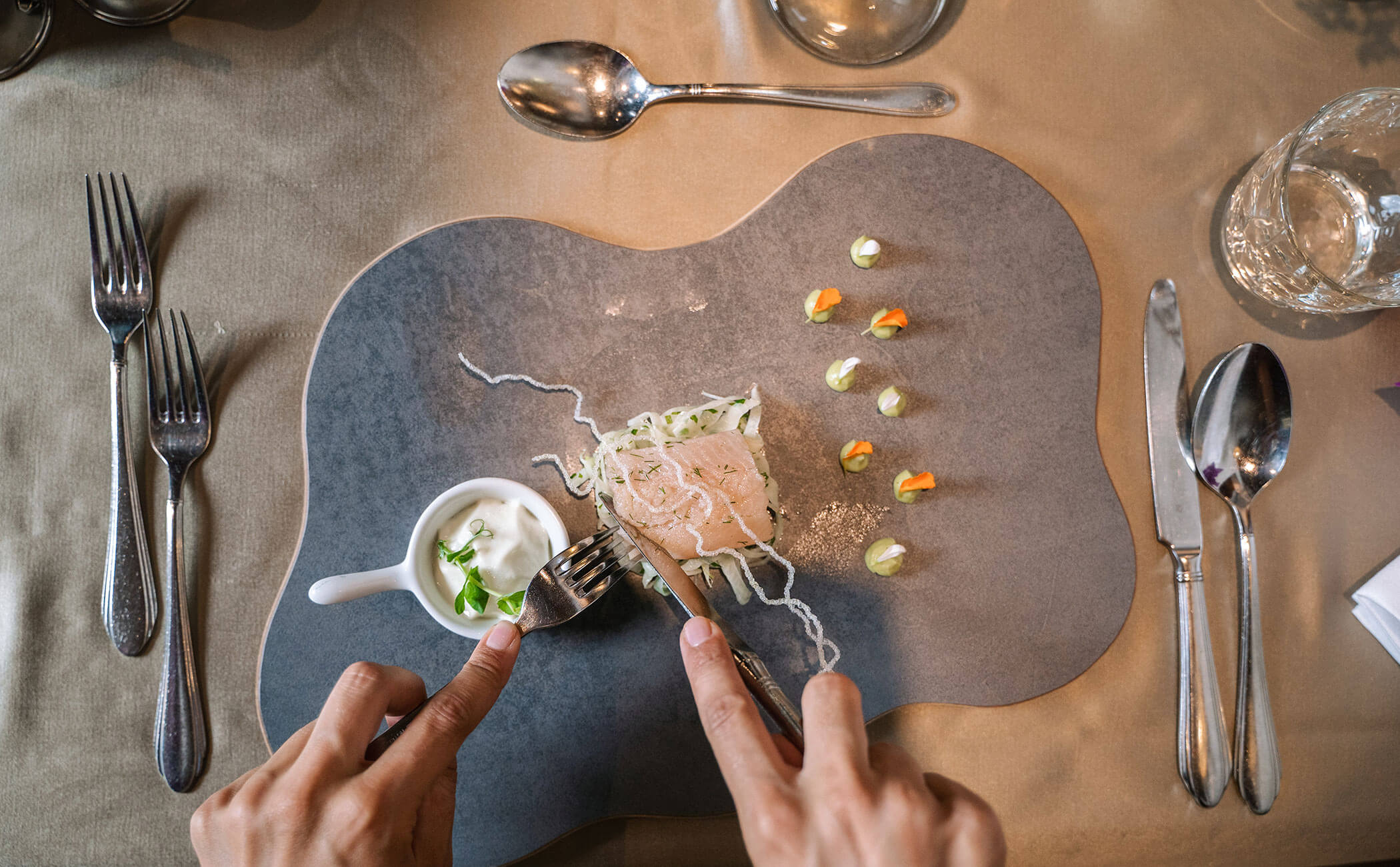 Piatto di pesce ben disposto su un tavolo apparecchiato - Vitalhotel Erica