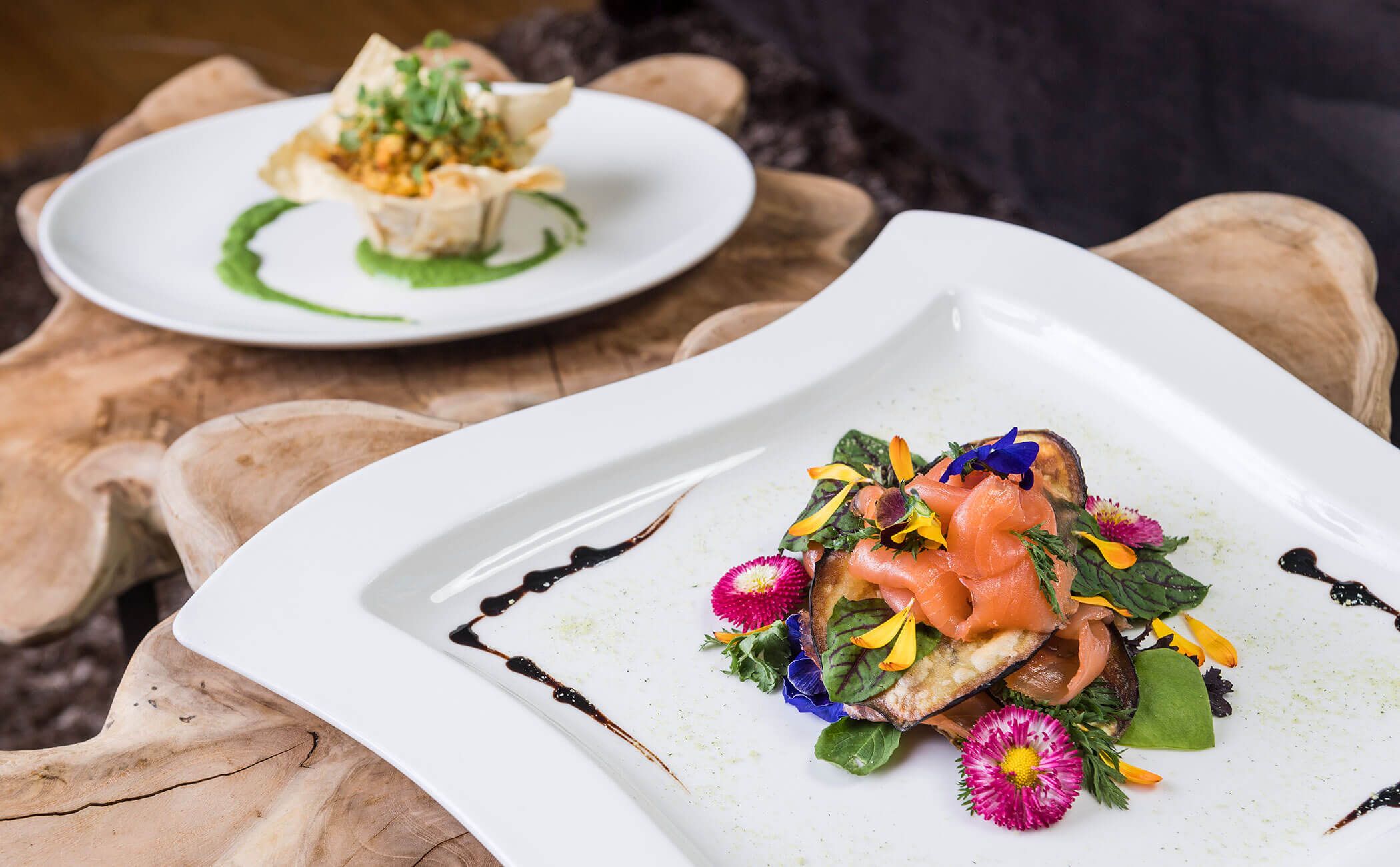 Due antipasti diversi, uno con salmone su letto di lattuga - Vitalhotel Erica