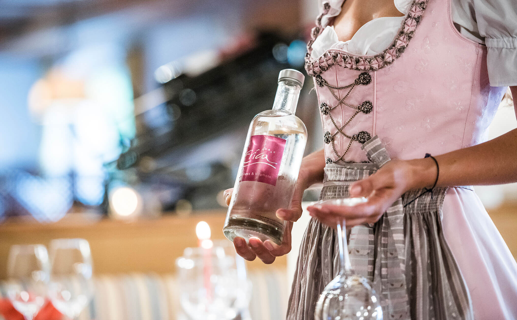 Cameriera con bottiglia d'acqua e due bicchieri in mano - Vitalhotel Erica