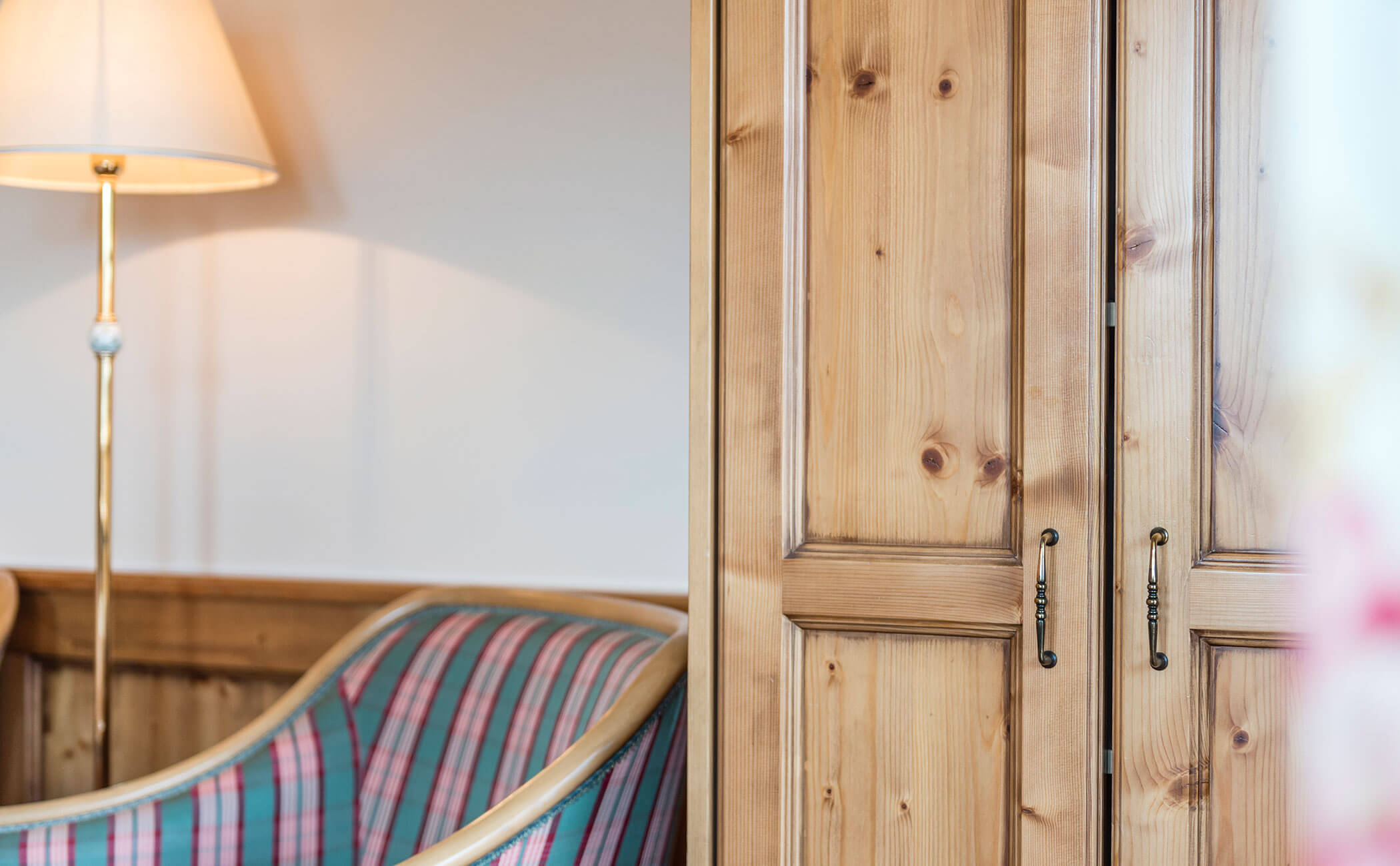 Armadio e poltrona nella camera doppia Latemar - Vitalhotel Erica