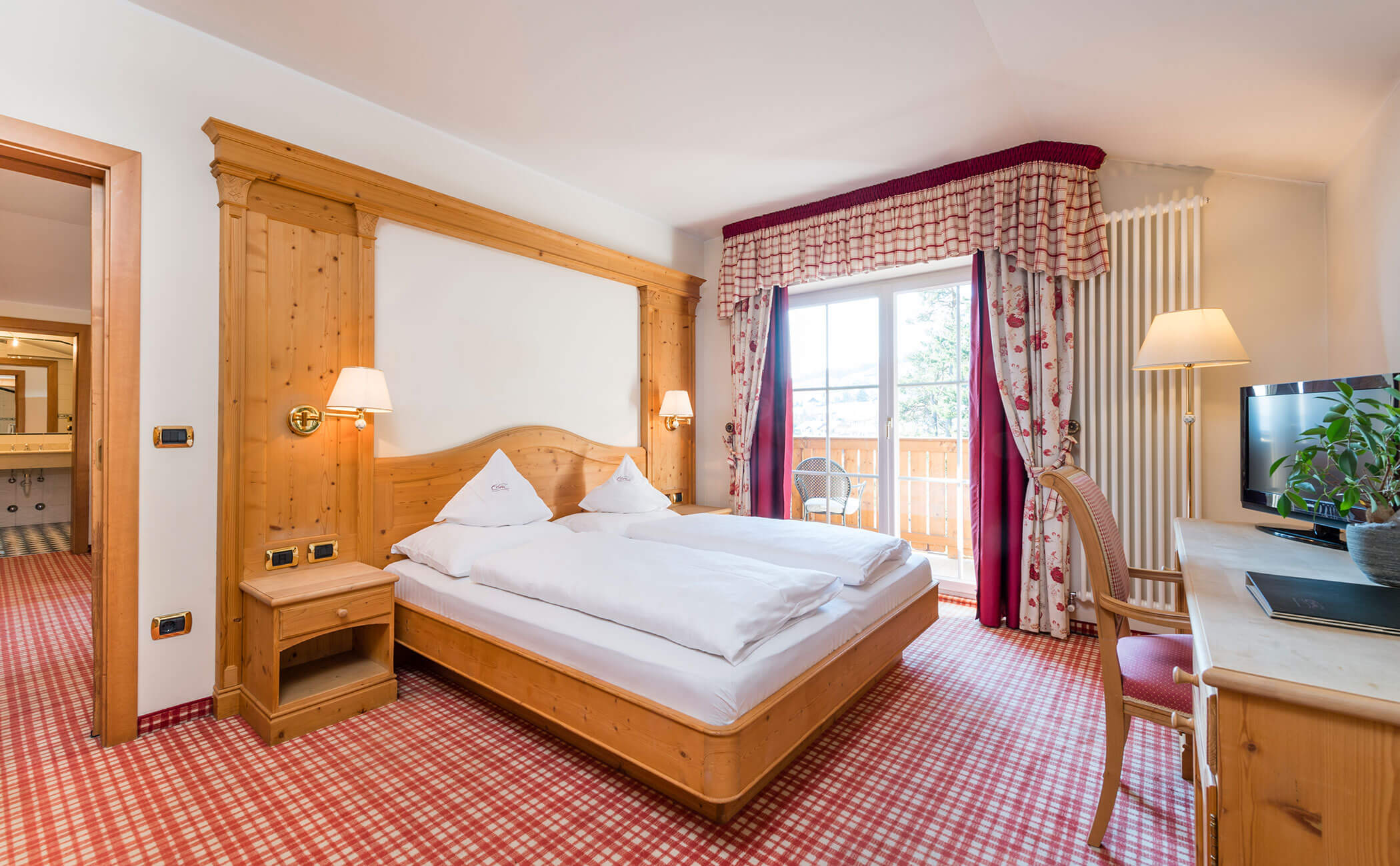 Camera con letto matrimoniale e scrivania nell'appartamento familiare - Vitalhotel Erica