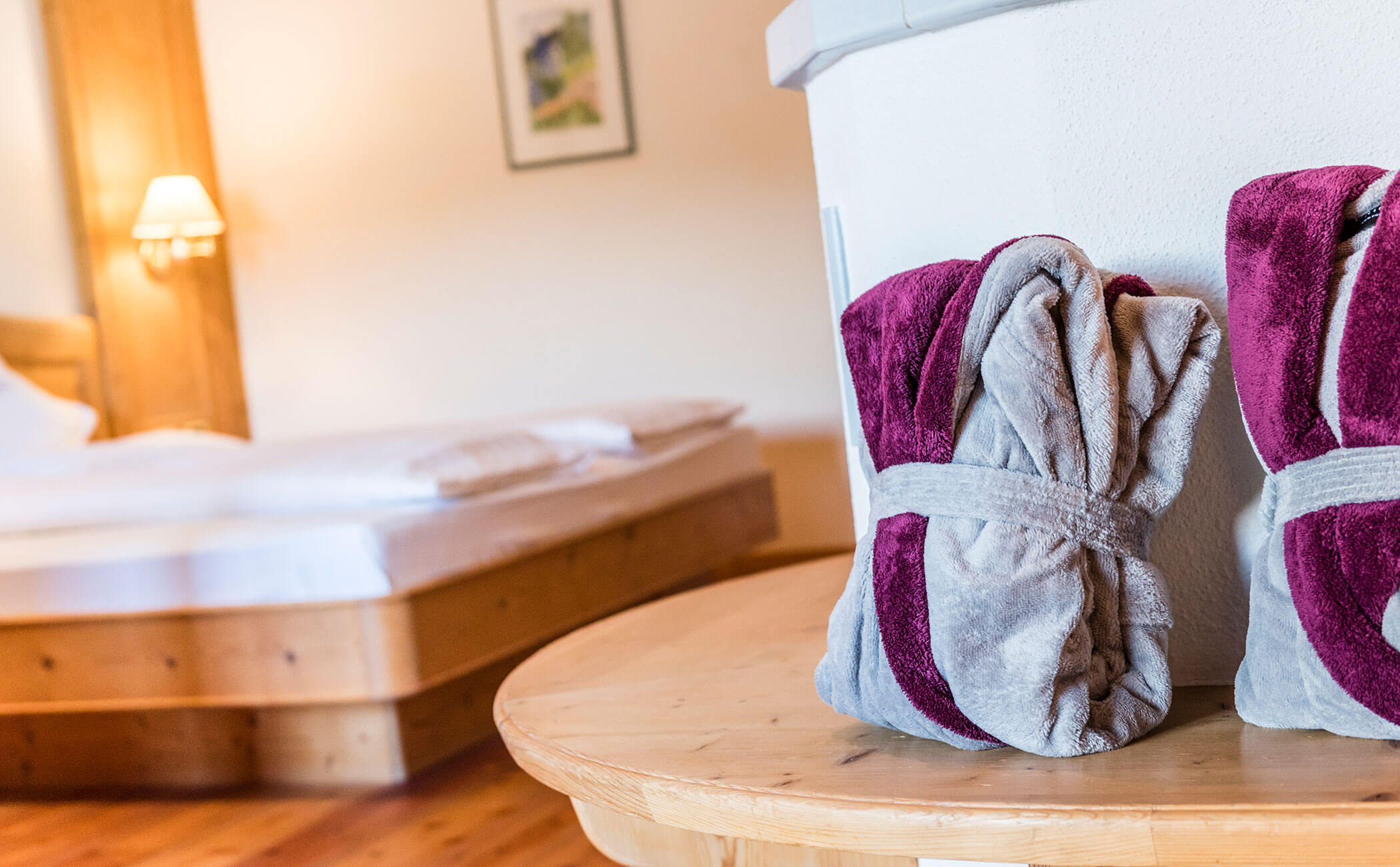 Accappatoi sulla stufa e letto matrimoniale nella suite familiare - Vitalhotel Erica