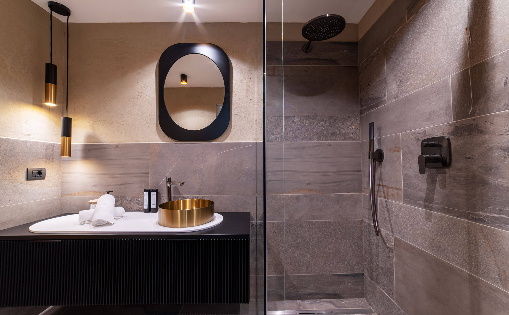 Bagno con lavabo dorato e doccia nella camera Latemar comfort - Vitalhotel Erica