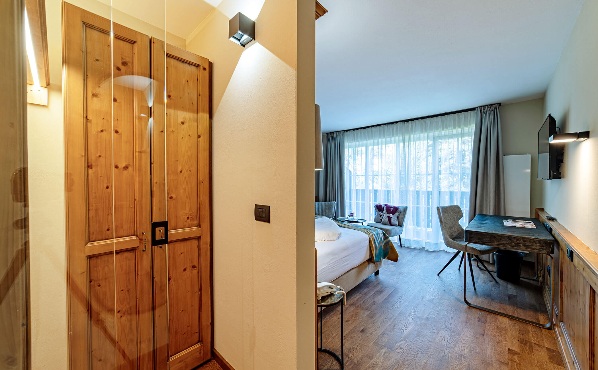 Ingresso dalla camera con armadio nella camera Latemar comfort - Vitalhotel Erica