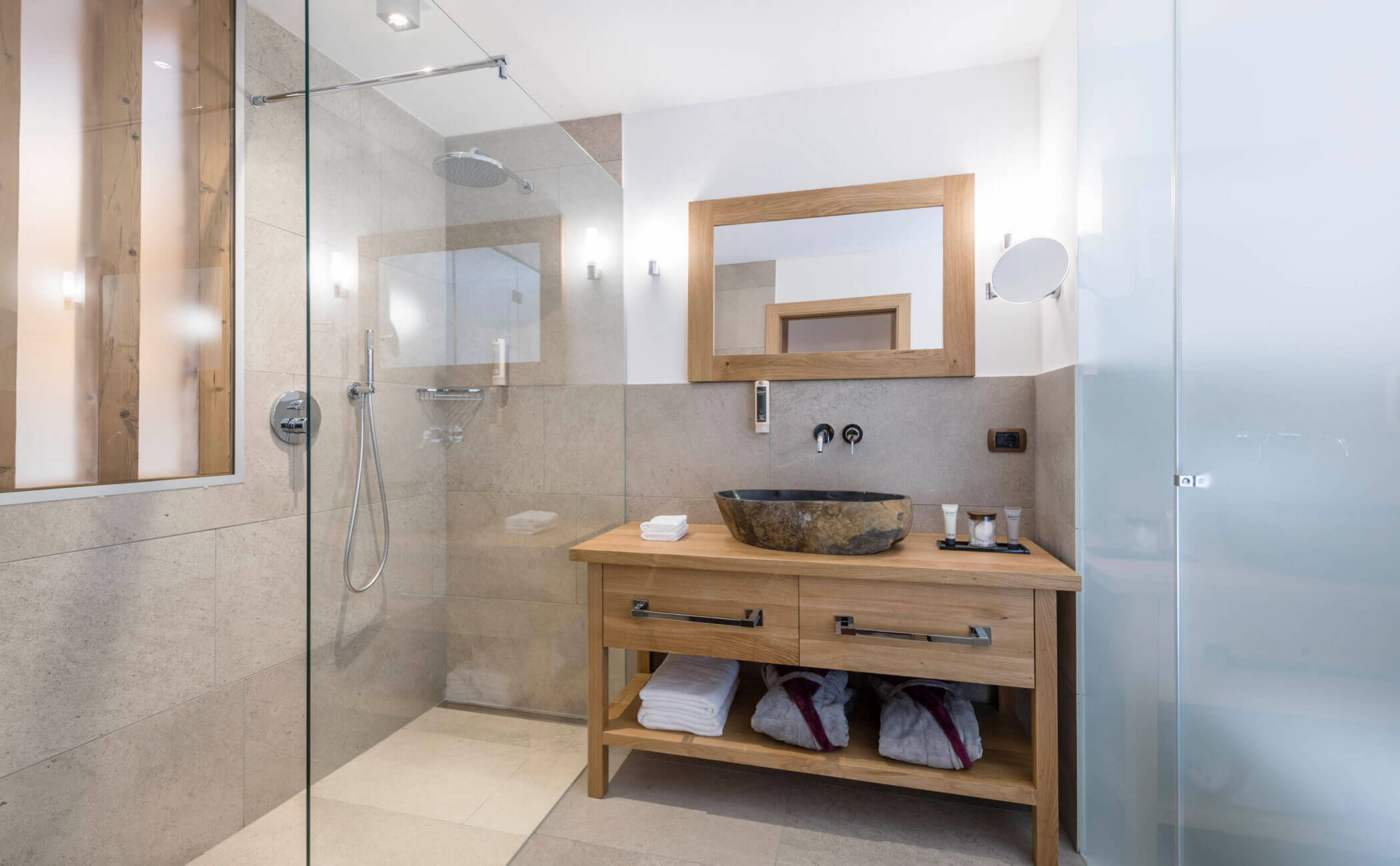 Bagno con lavabo e specchio e ampia doccia nella camera comfort Erica - Vitalhotel Erica