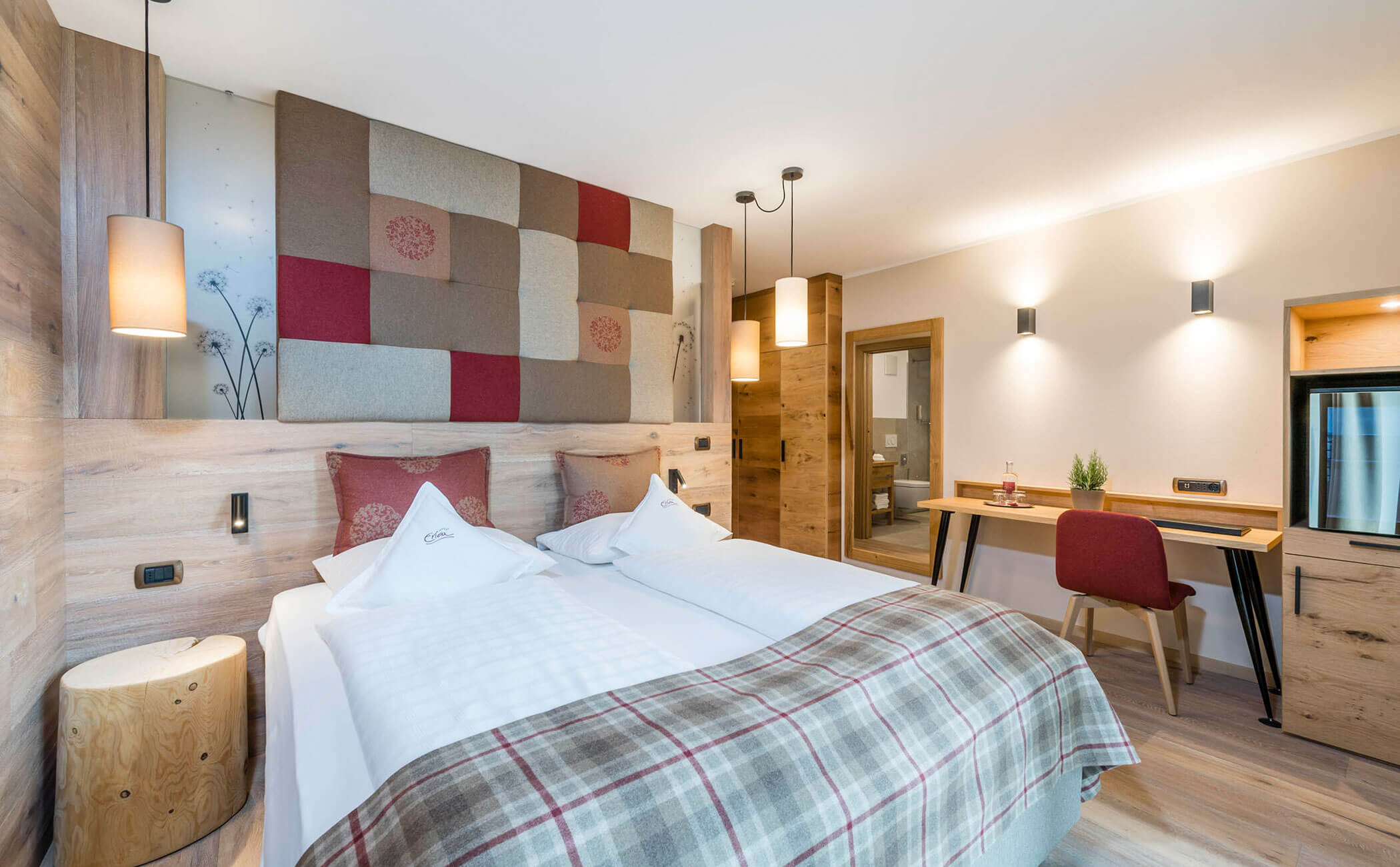 Letto matrimoniale e arredi in legno nella camera Erica comfort - Vitalhotel Erica