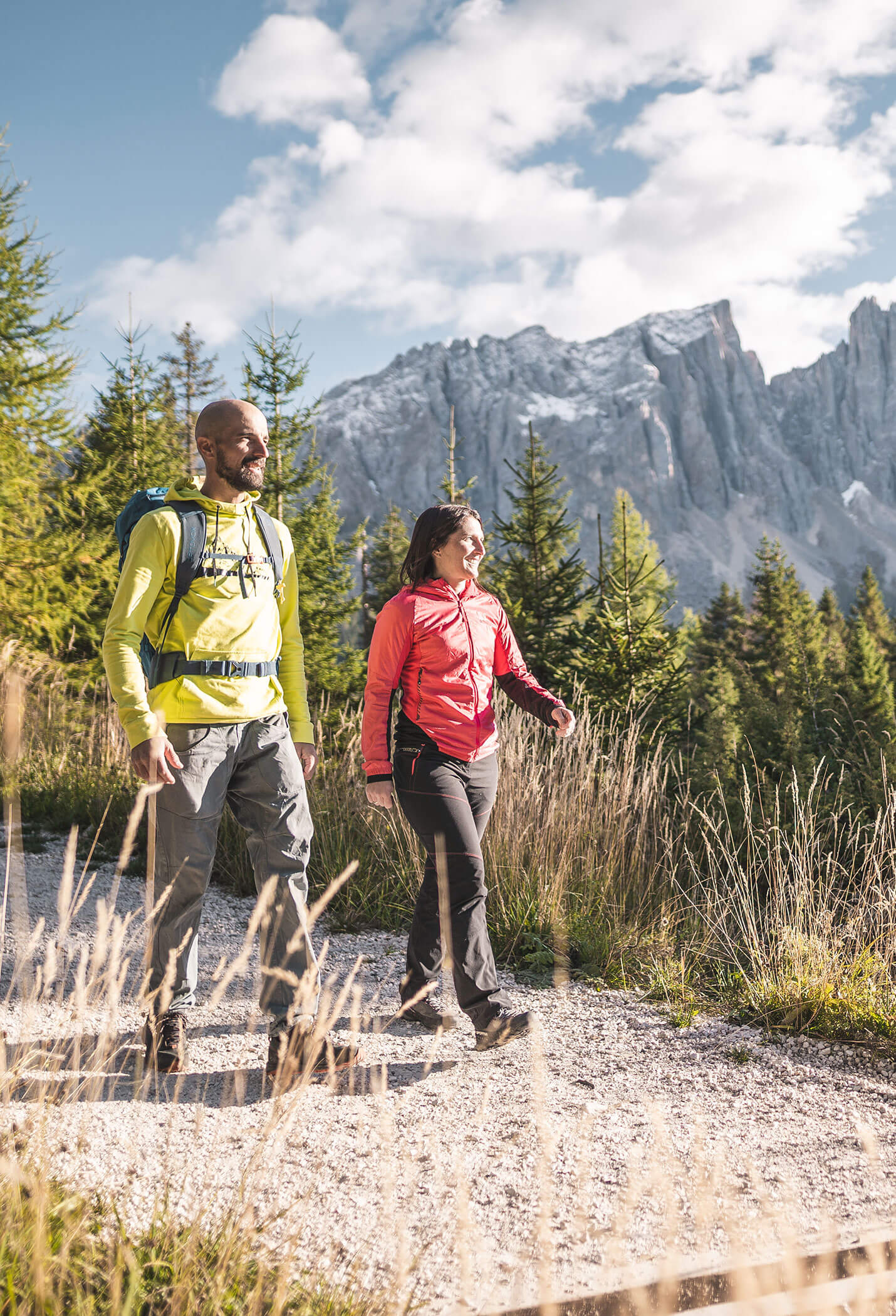 Una coppia in escursione su un ampio sentiero in autunno nelle Dolomiti - Vitalhotel Erica