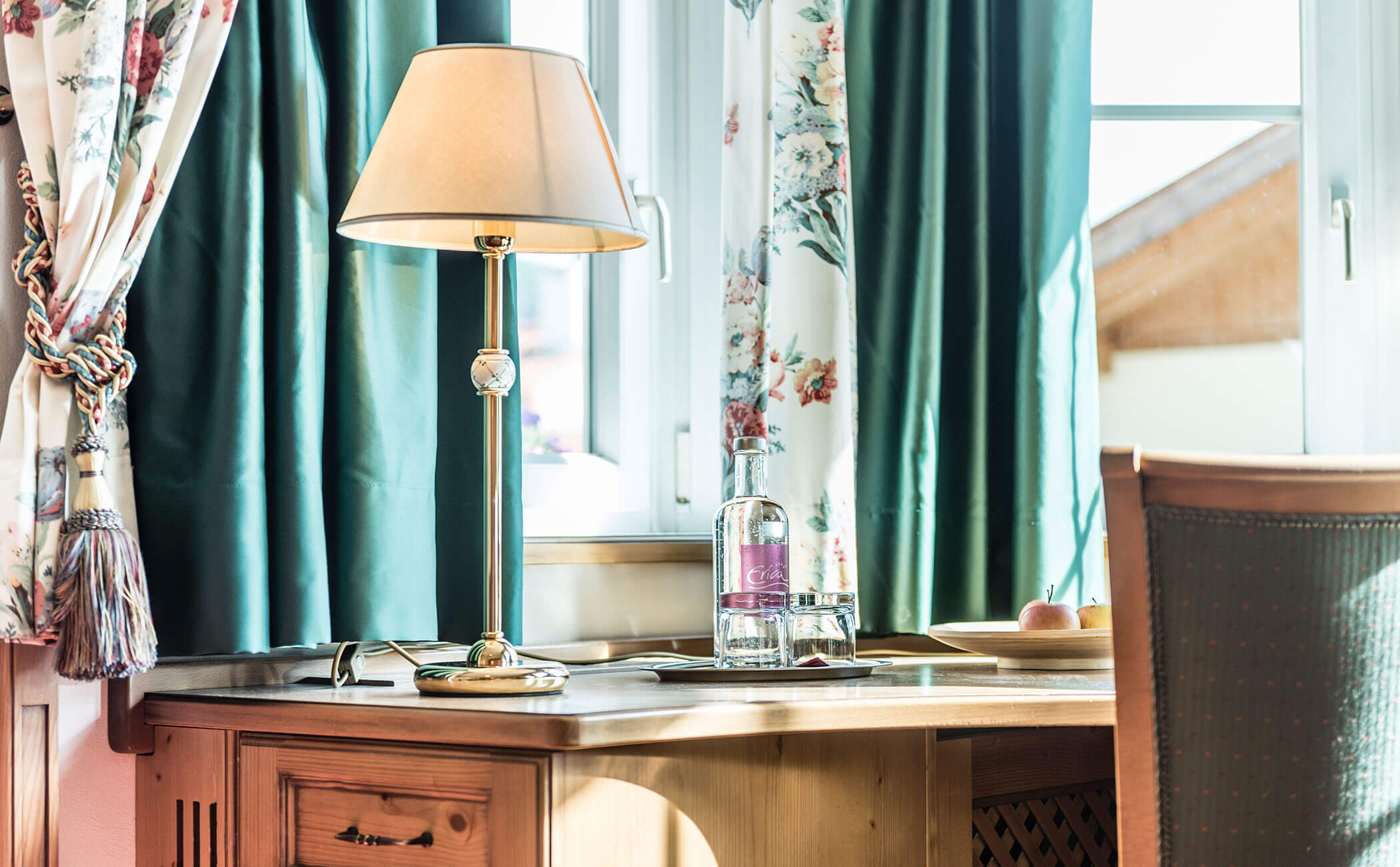 Scrivania con lampada, acqua e frutta nella camera doppia Schlern - Vitalhotel Erica