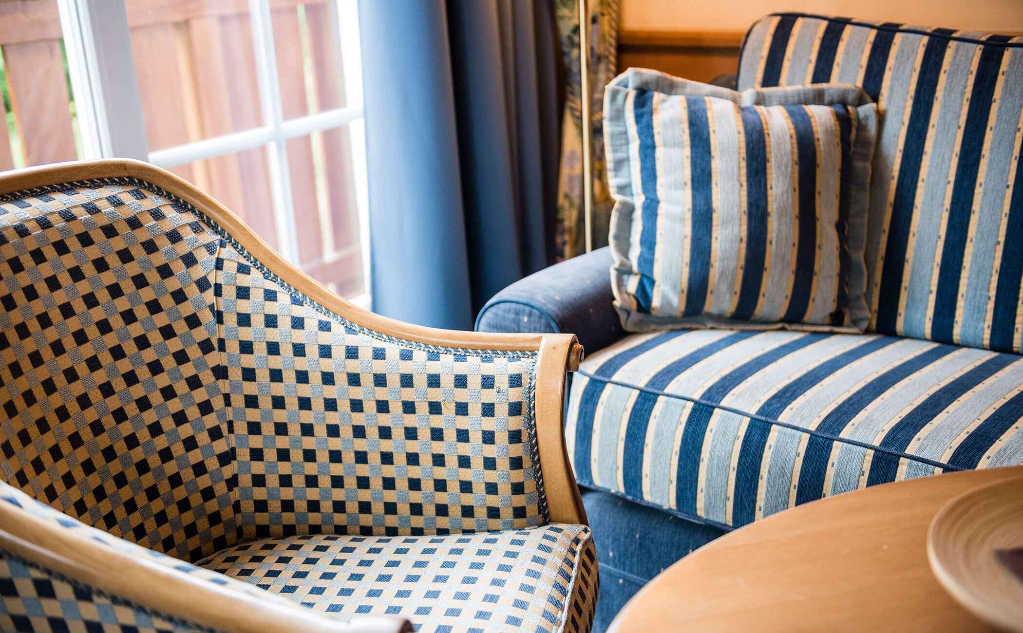 Divano e poltrona a fantasia blu-beige nella camera doppia Schlern - Vitalhotel Erica