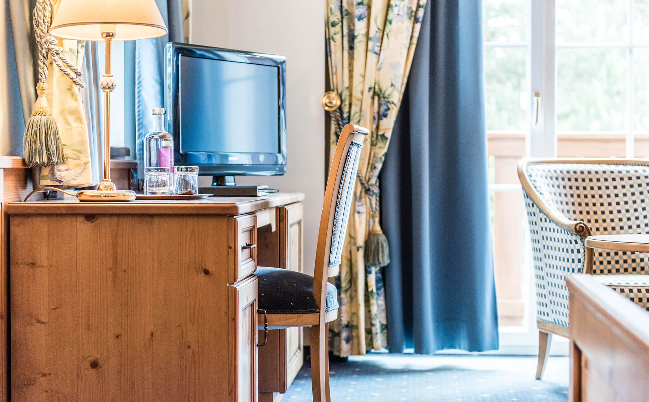 Scrivania con TV e acqua nella camera doppia Schlern - Vitalhotel Erica