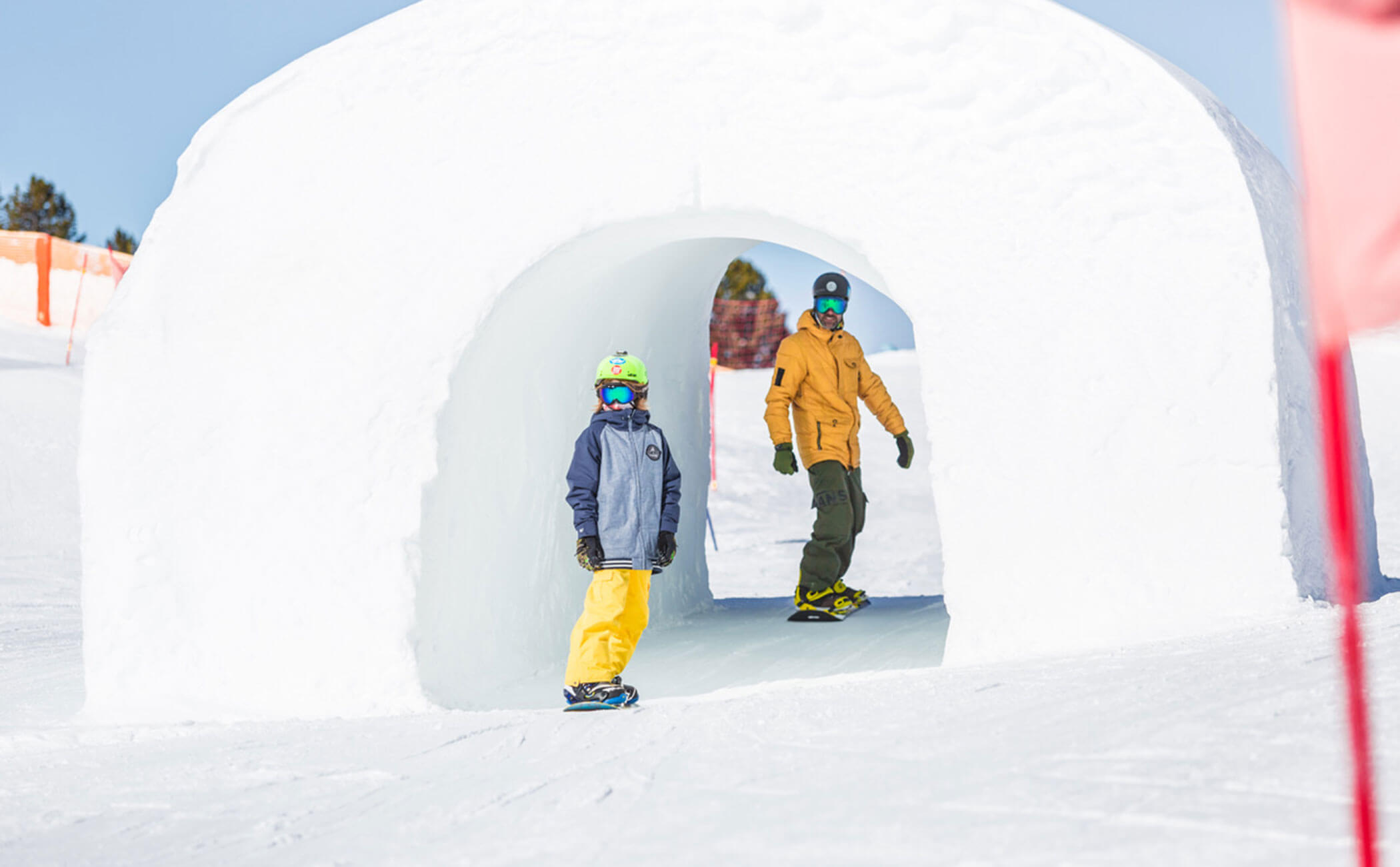 Padre e figlio fanno snowboard nello snowpark - Vitalhotel Erica