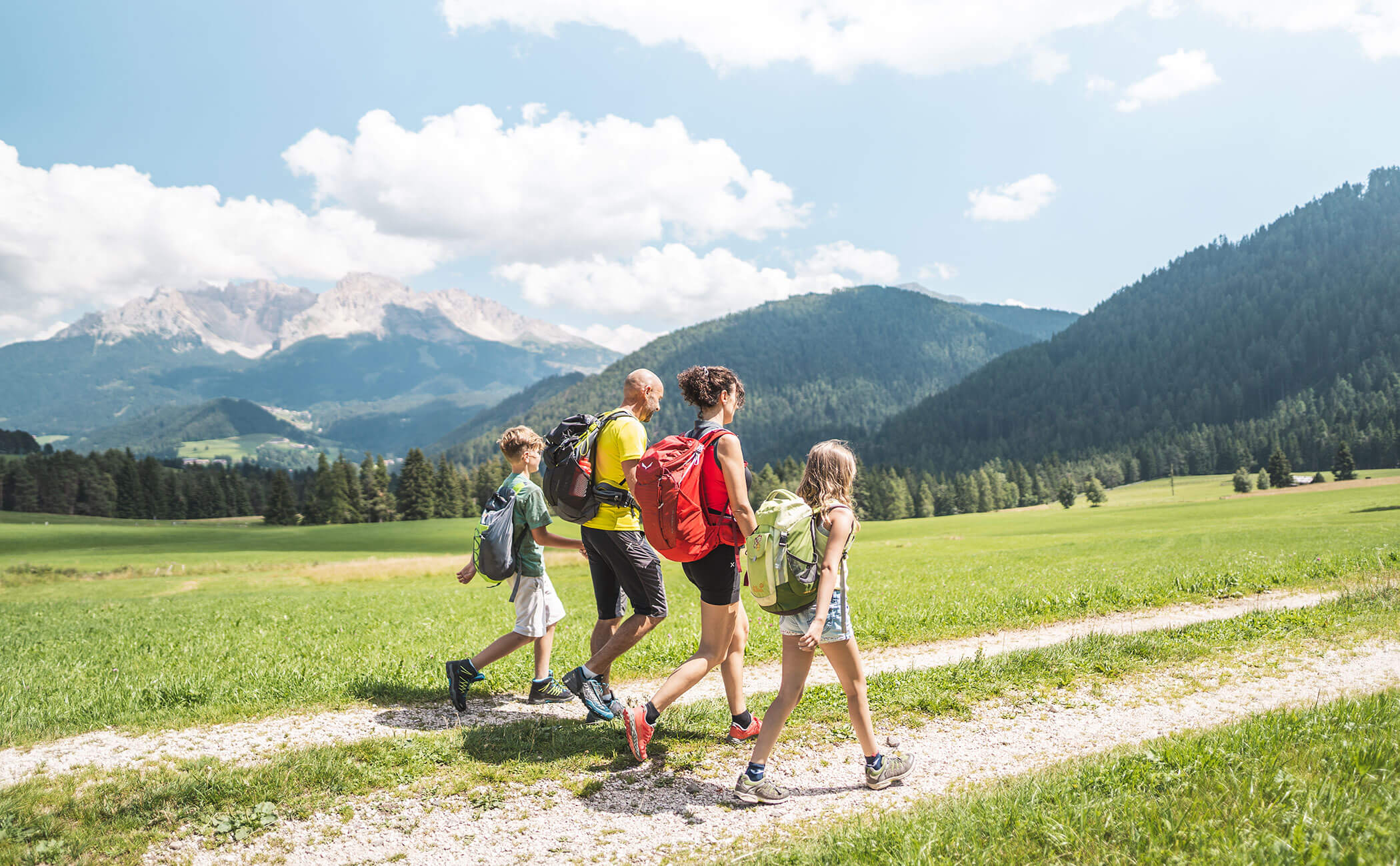 Una famiglia con due bambini in escursione - Vitalhotel Erica