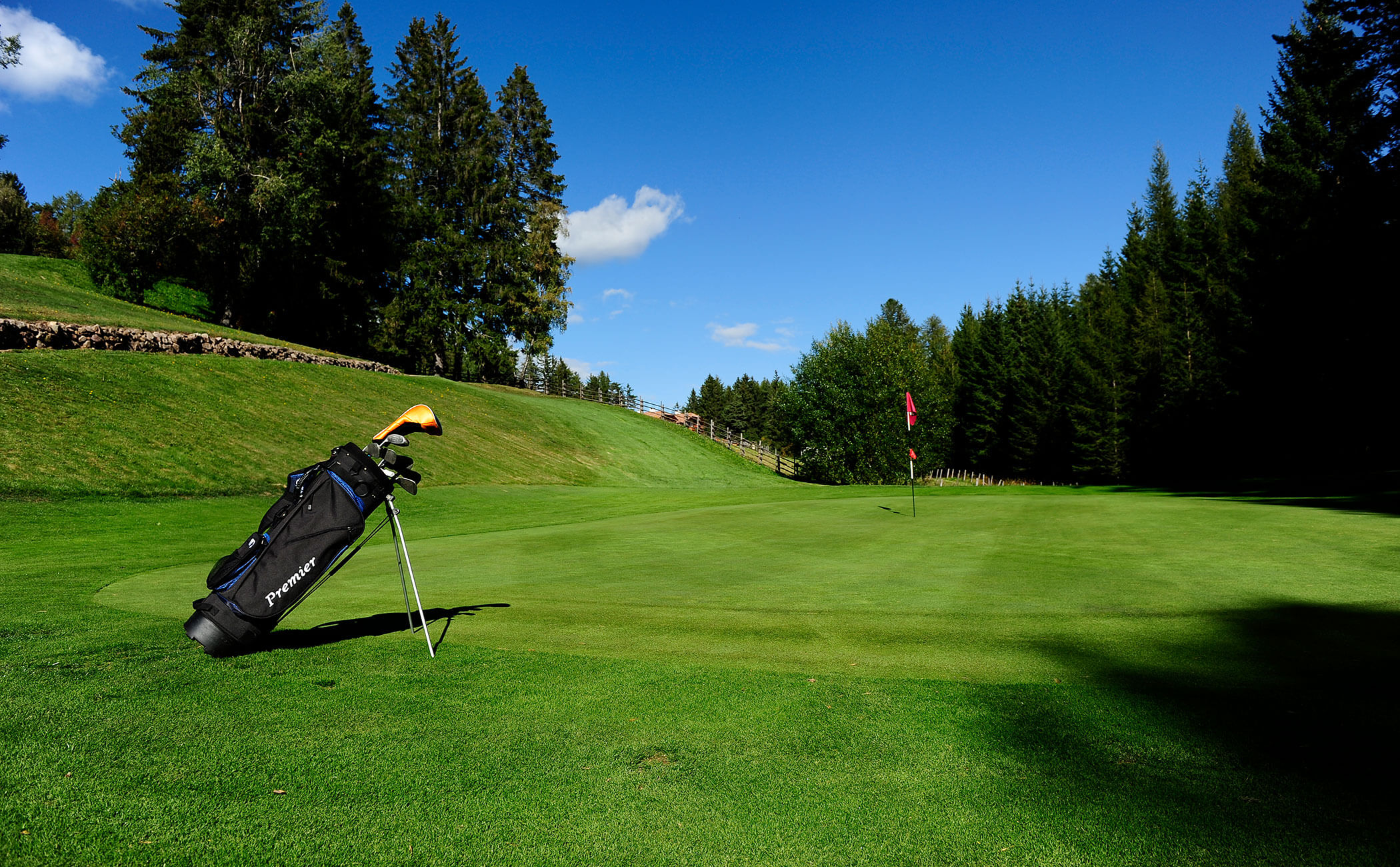 Una sacca con mazze da golf sul campo del Golf Club Petersberg - Vitalhotel Erica