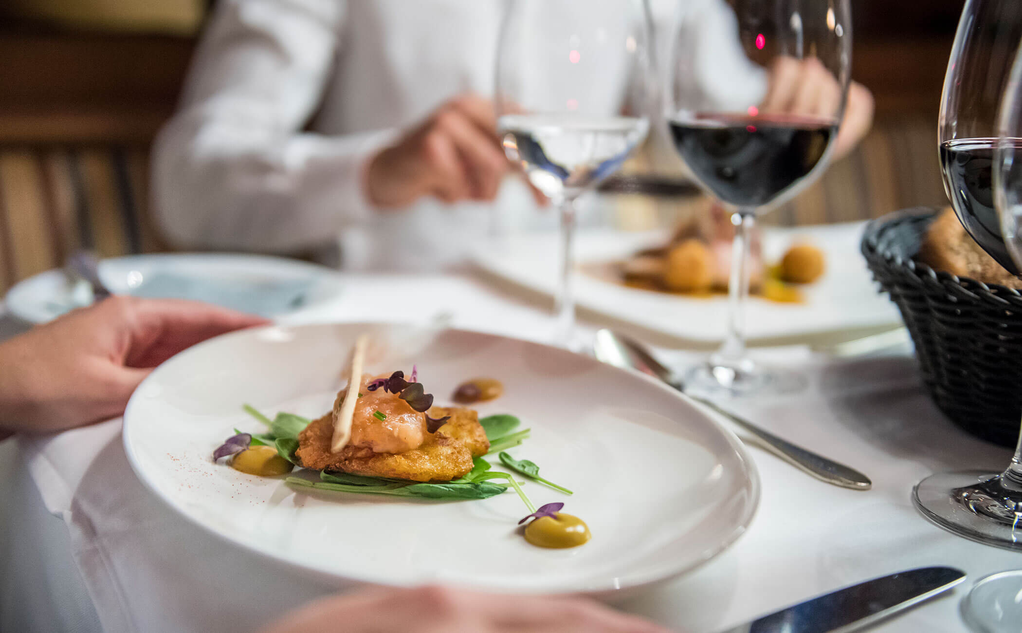 I deliziosi piatti degli ospiti a tavola durante la cena - Vitalhotel Erica