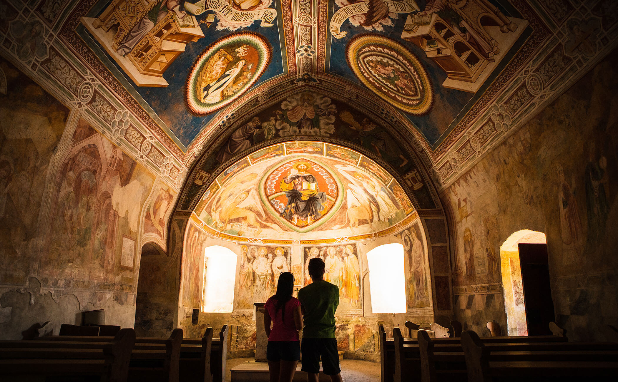 Una coppia si trova nella chiesa di Sant'Elena con i suoi affreschi - Vitalhotel Erica