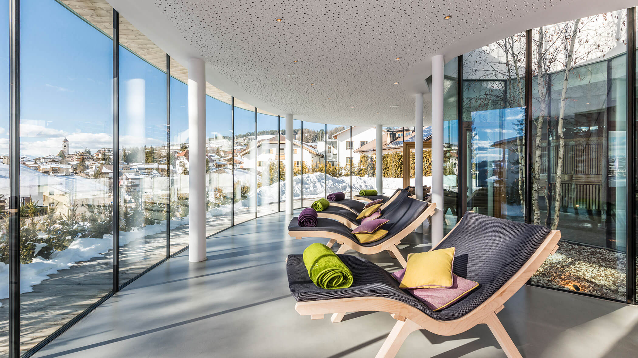 L'area relax con diversi lettini e cuscini - Vitalhotel Erica