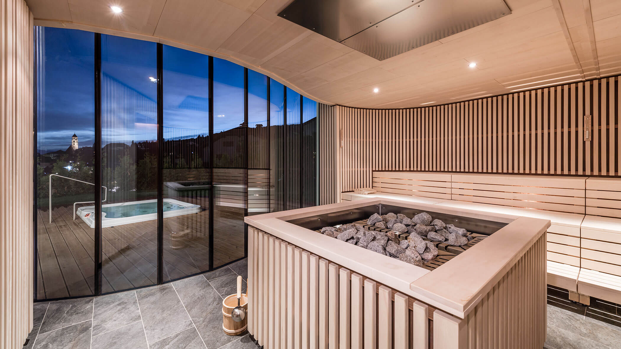 La sauna a infusione con vista sull'atmosfera serale e l'idromassaggio esterno - Vitalhotel Erica
