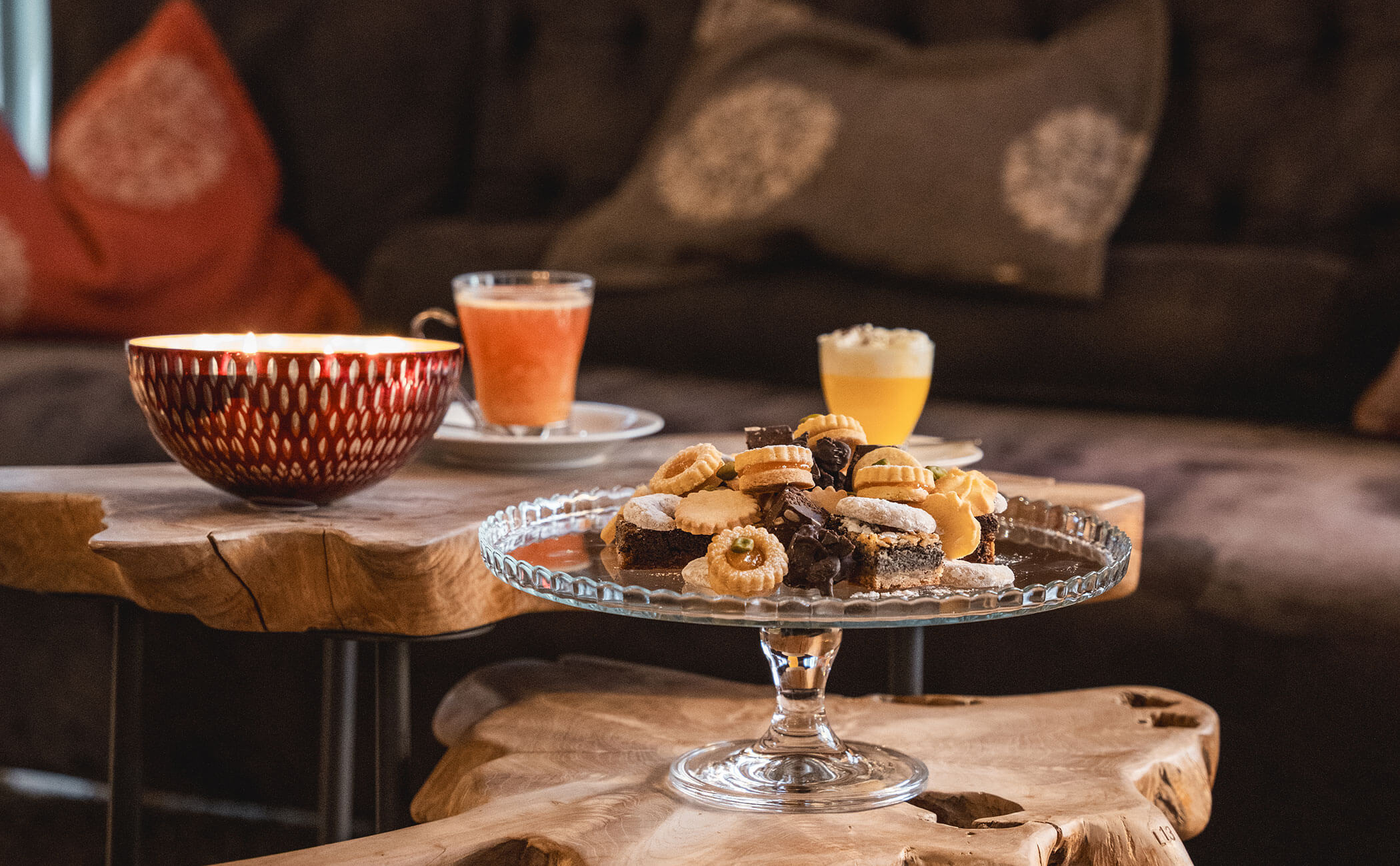 Verschiedene Plätzchen und Punsch stehen auf dem Couchtisch - Vitalhotel Erica