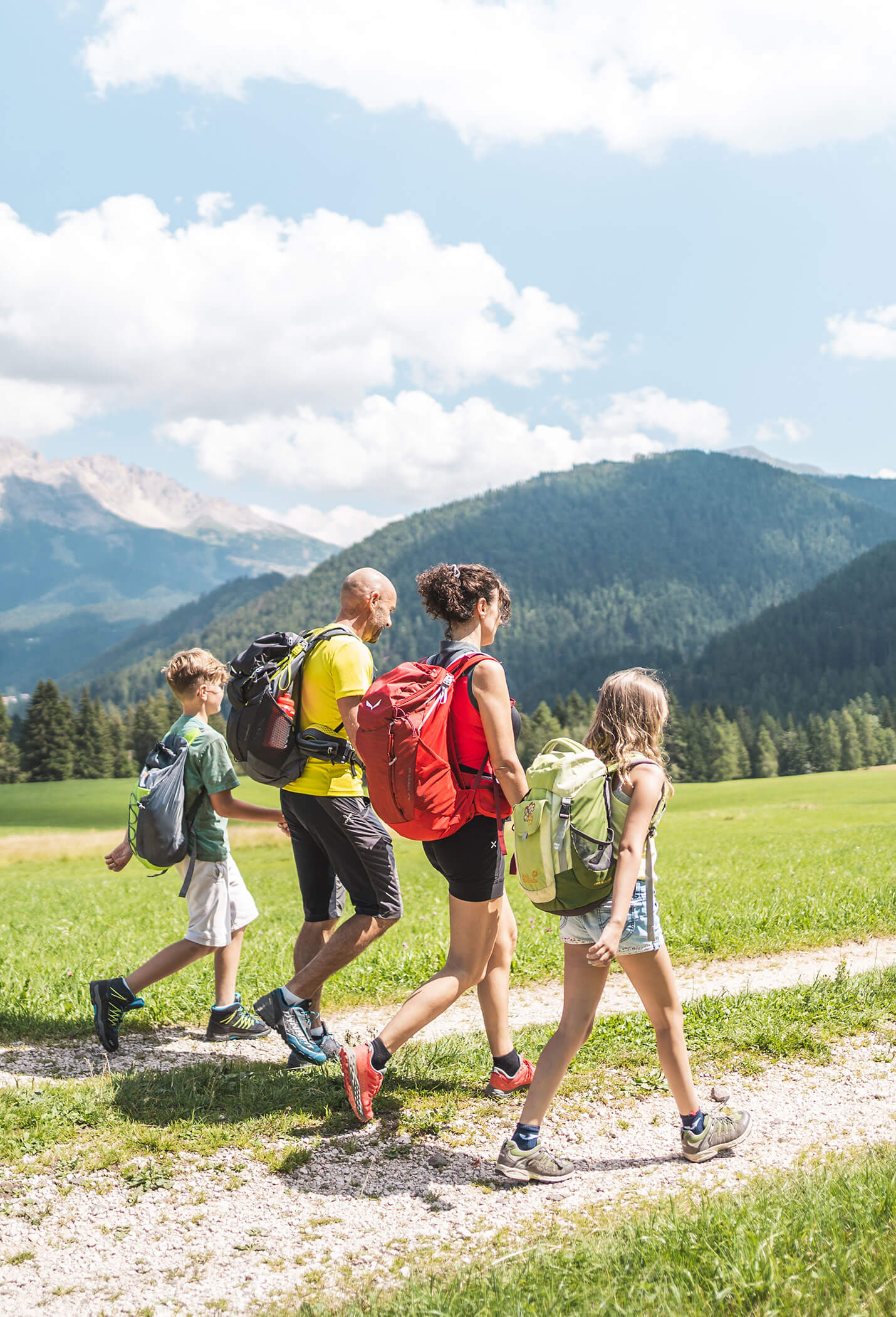 Una famiglia con due bambini in escursione - Vitalhotel Erica