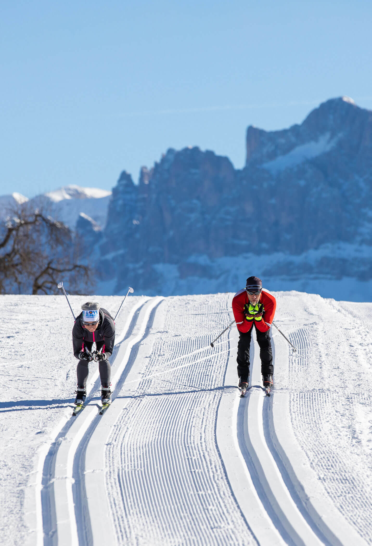 Due fondisti sulla pista, con le Dolomiti alle spalle - Vitalhotel Erica