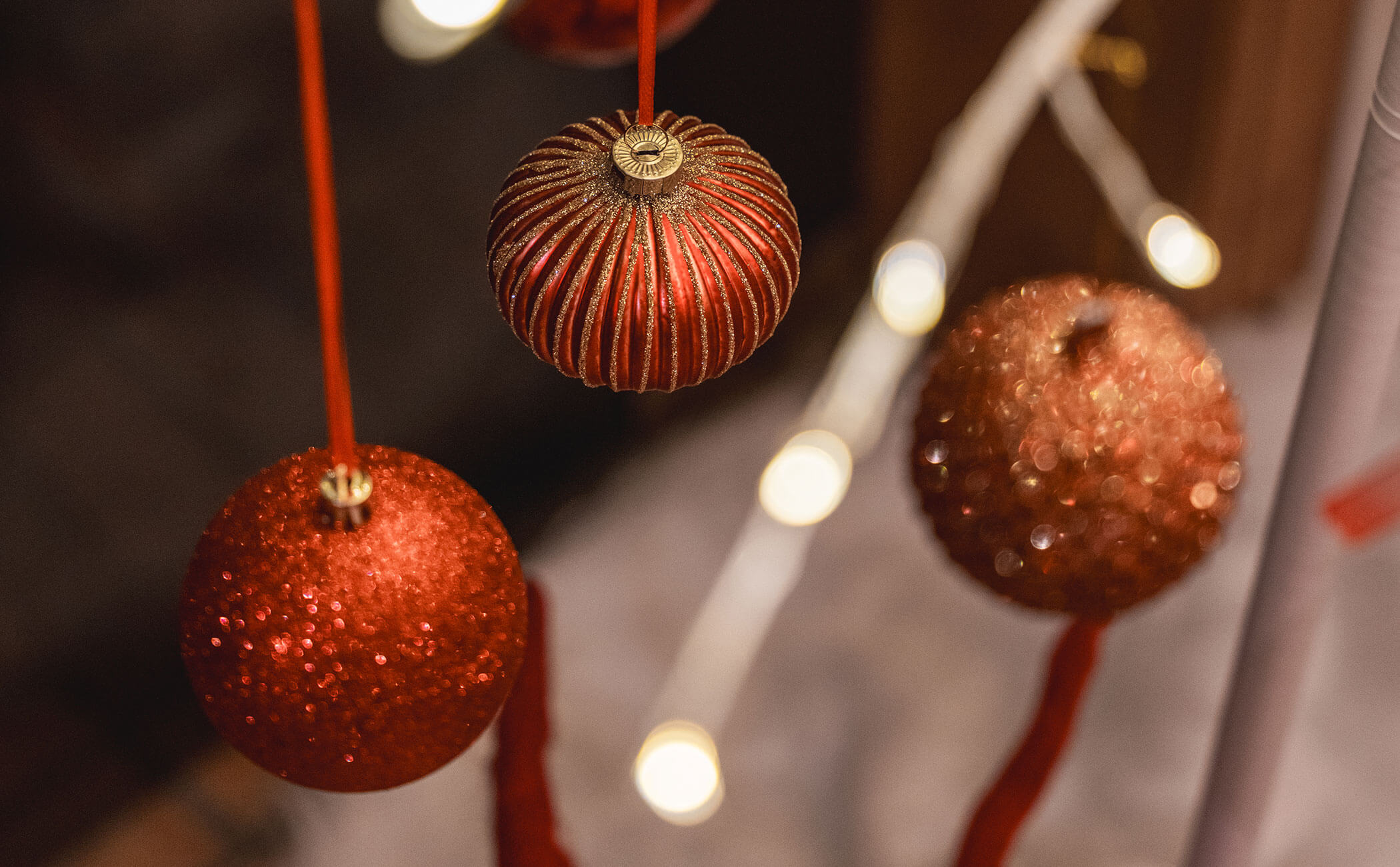 Decorazioni natalizie rosse e scintillanti nell'hotel - Vitalhotel Erica