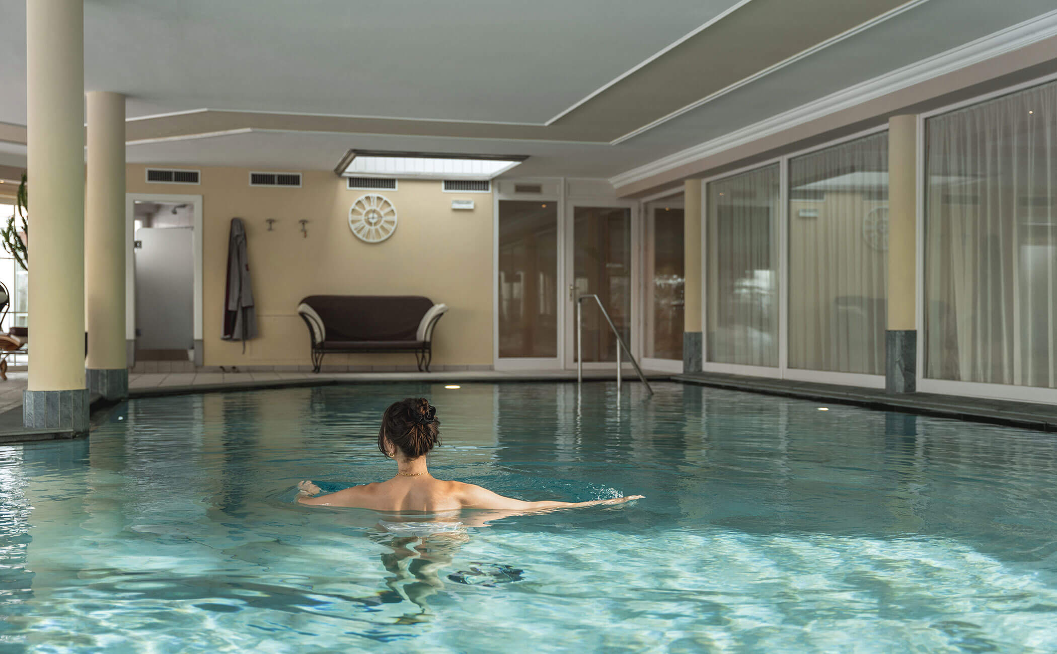 Una donna che nuota nella piscina interna - Vitalhotel Erica