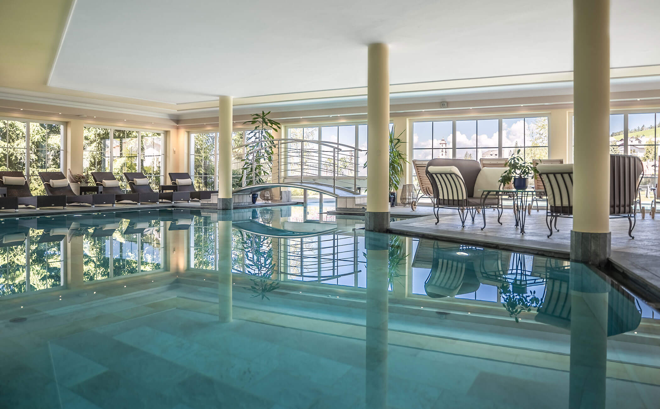 La luminosa e ampia piscina interna con diverse opzioni di lettini - Vitalhotel Erica