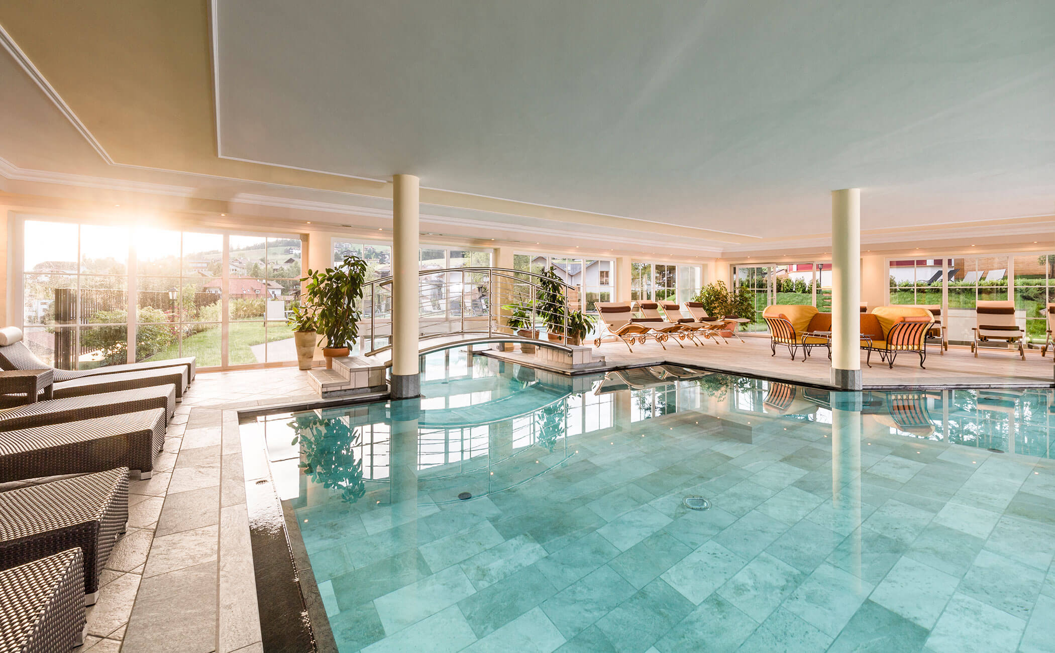 Ampia e luminosa piscina interna con diversi lettini - Vitalhotel Erica