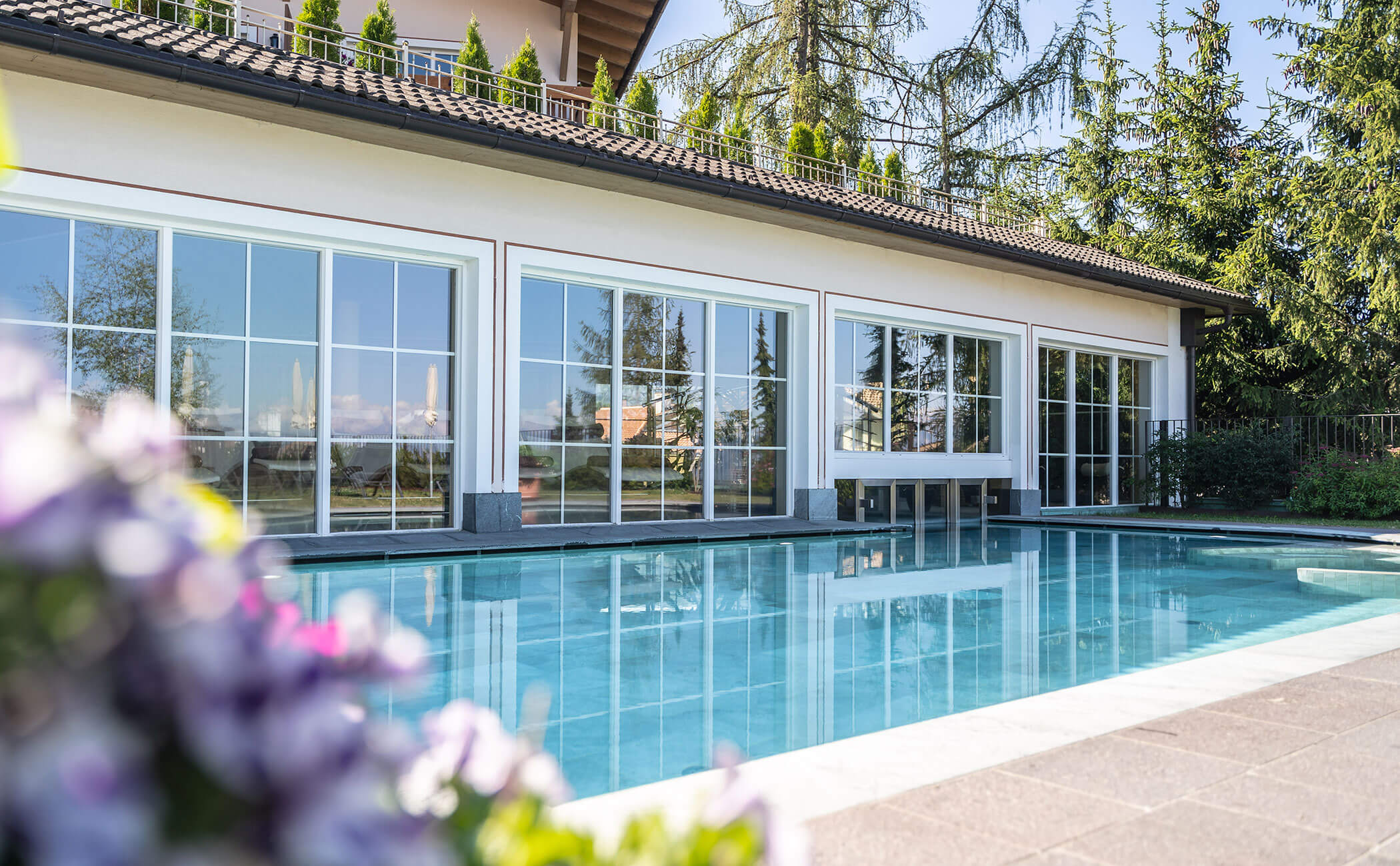 La grande piscina esterna con collegamento alla piscina interna - Vitalhotel Erica
