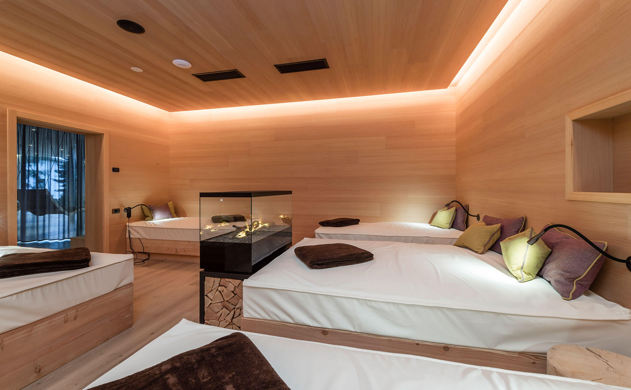 Lettini e caminetto nell'area benessere - Vitalhotel Erica