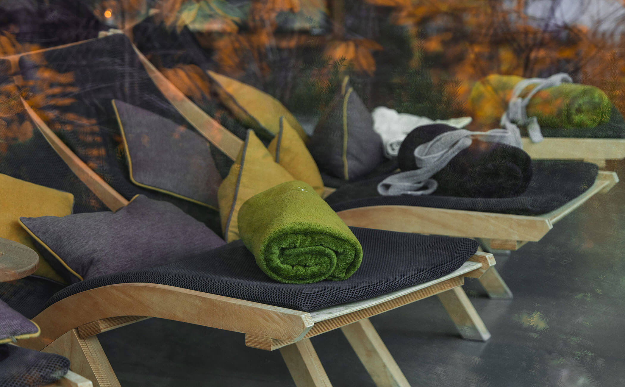 Lettini nell'area relax con coperte e cuscini - Vitalhotel Erica