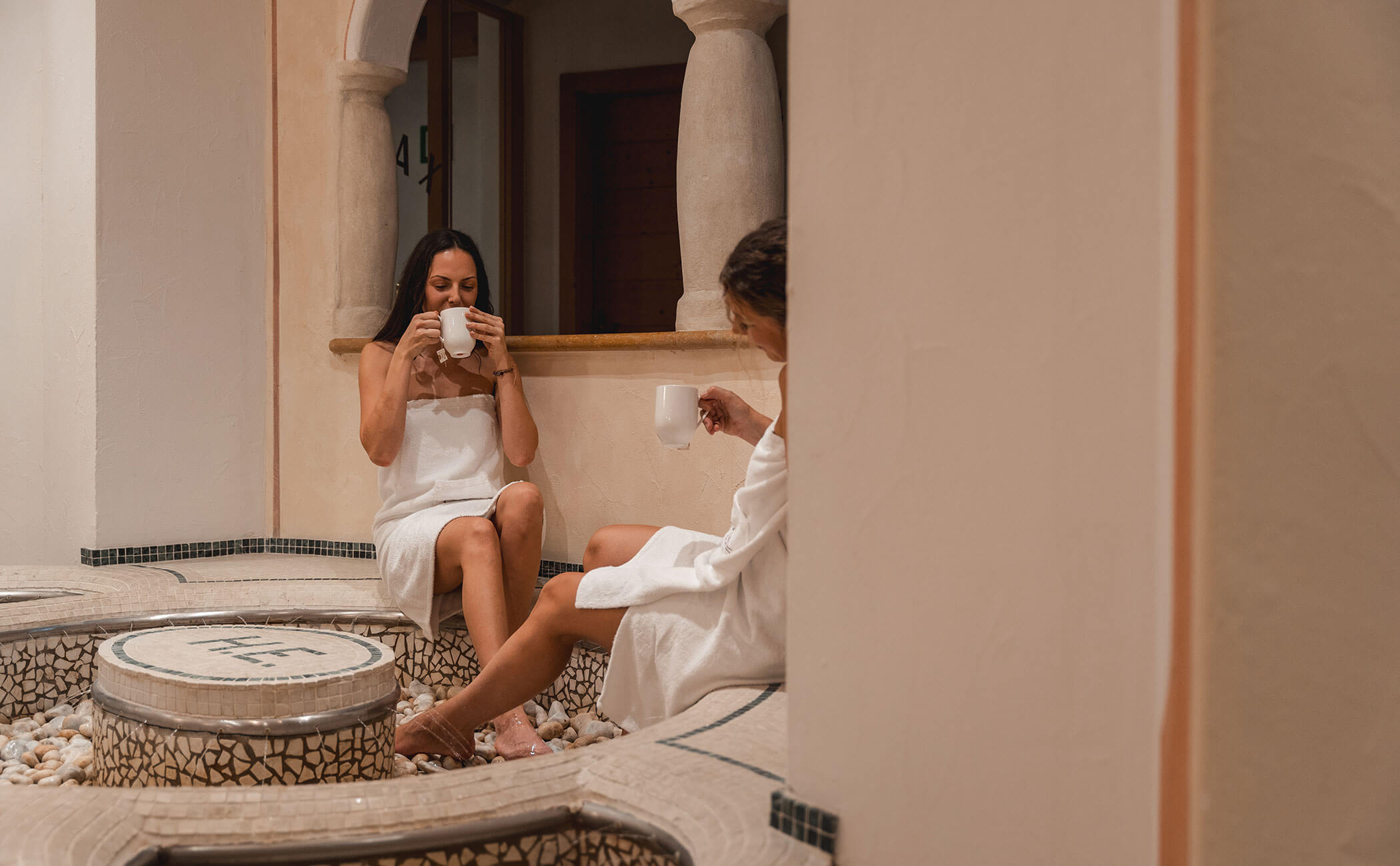 Due donne bevono un tè e si rilassano nell'area benessere - Vitalhotel Erica