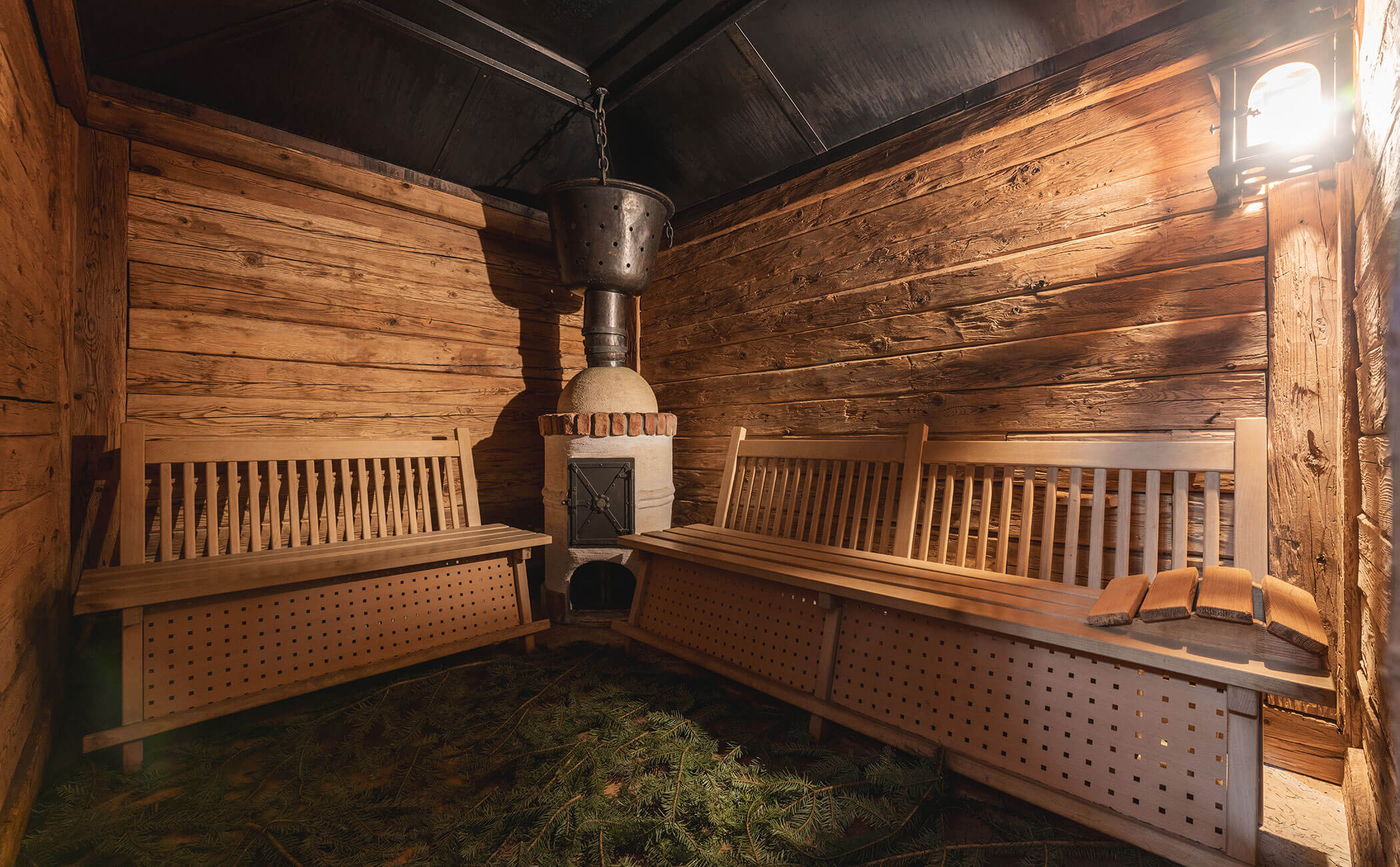 La bio-sauna con stufa a legna rustica e rami - Vitalhotel Erica