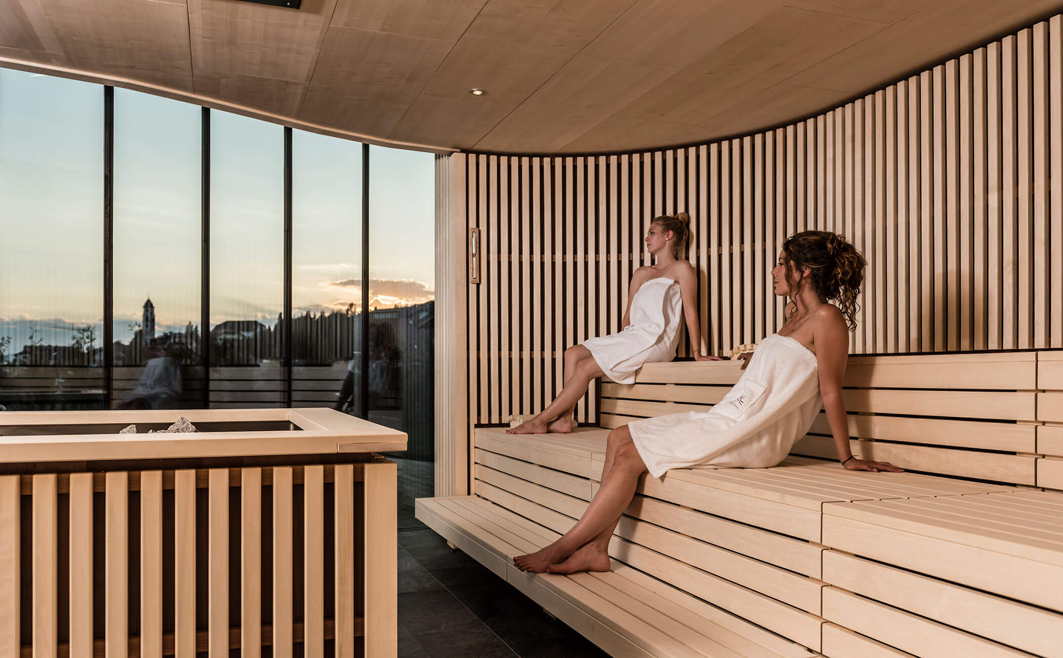 Due donne sudano nella sauna - Vitalhotel Erica
