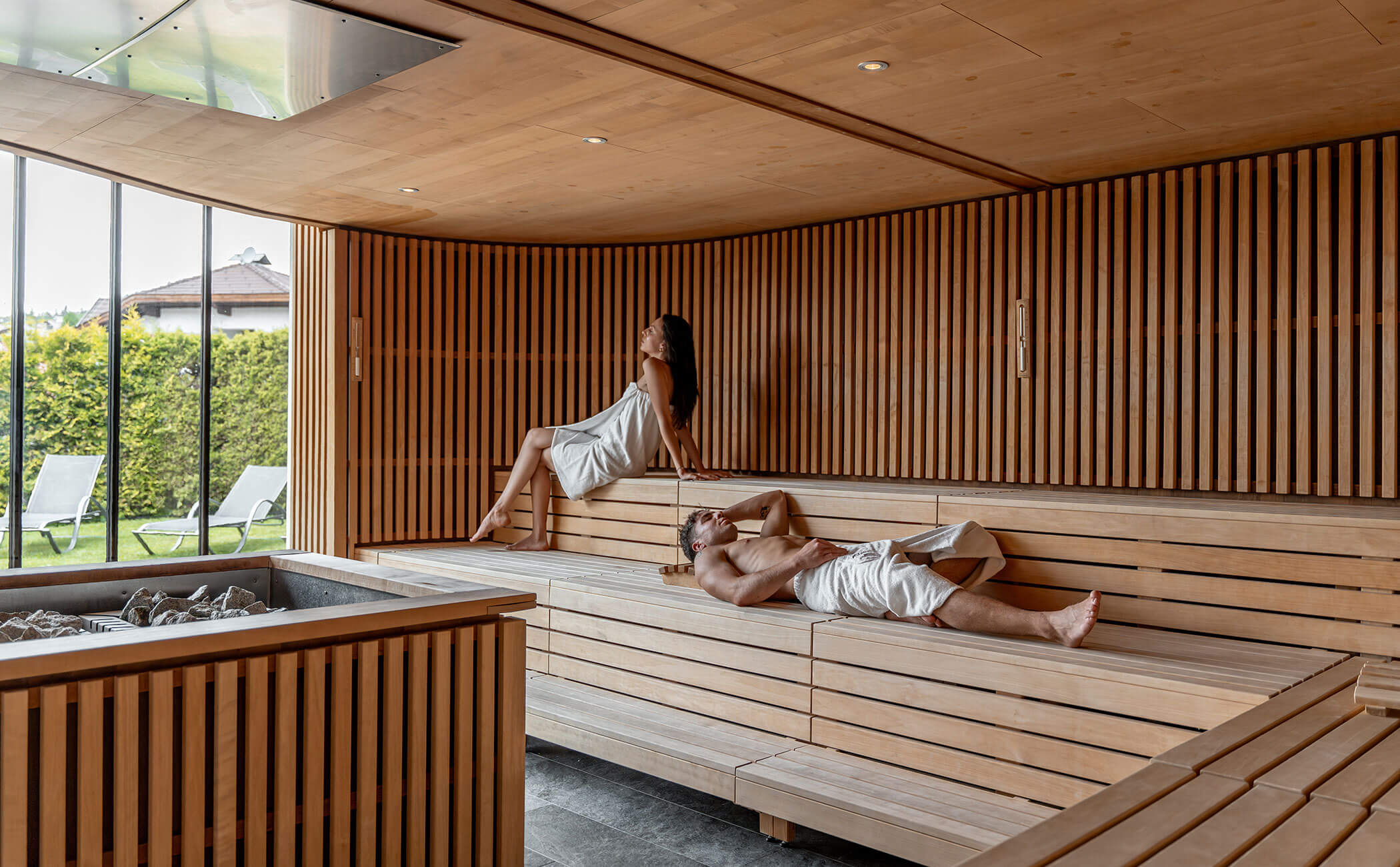 Una donna e un uomo sudano nella sauna - Vitalhotel Erica