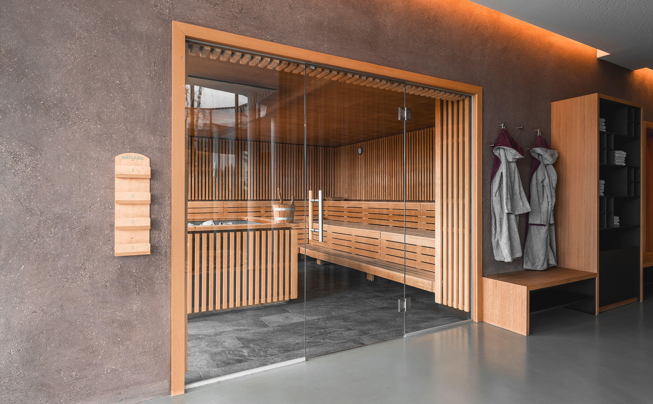 L'ingresso della sauna a infusione con portaocchiali e guardaroba - Vitalhotel Erica