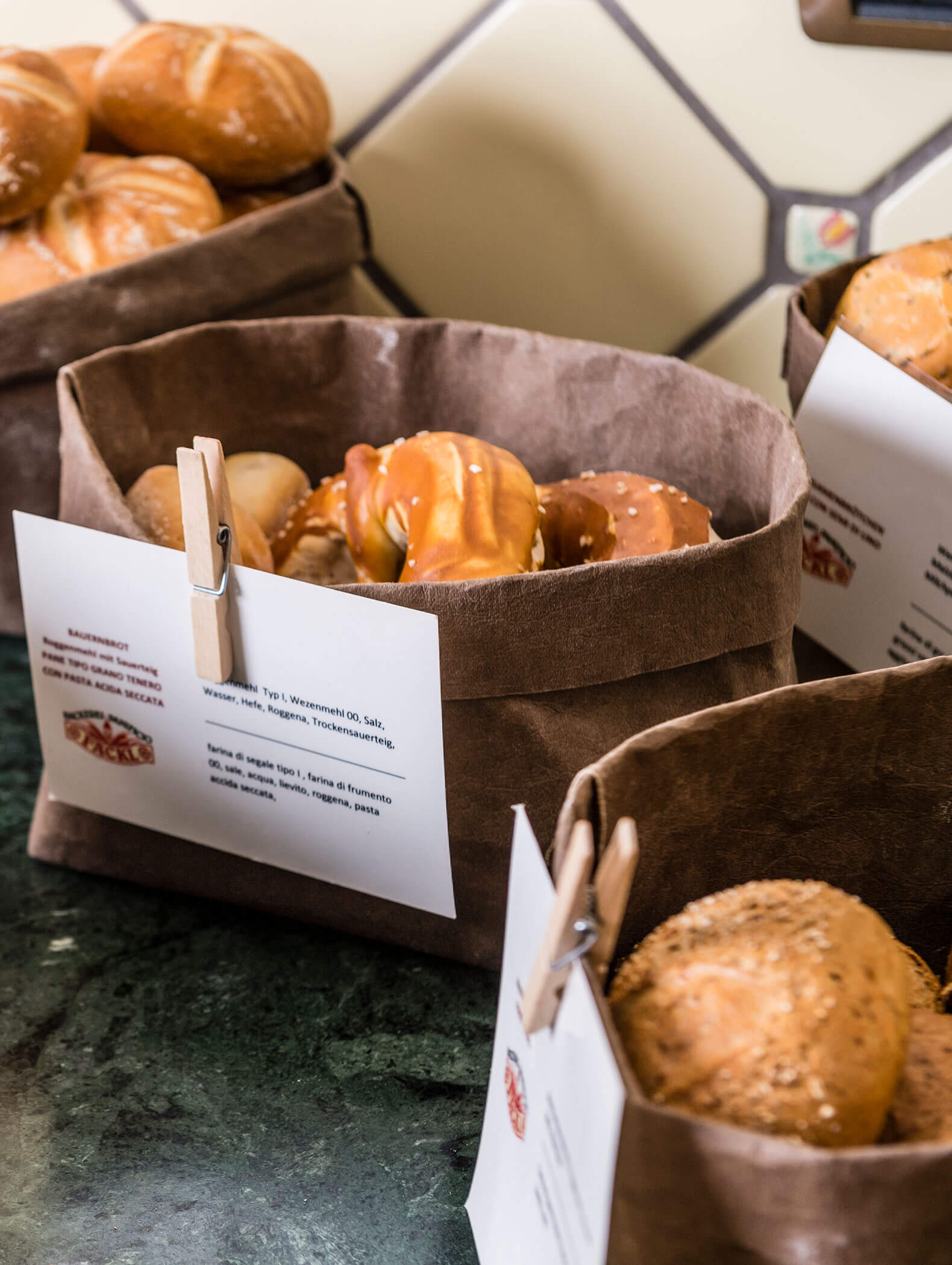 Mehrere Körbe mit verschiedenen Brotsorten beim Frühstücksbuffet - Vitalhotel Erica