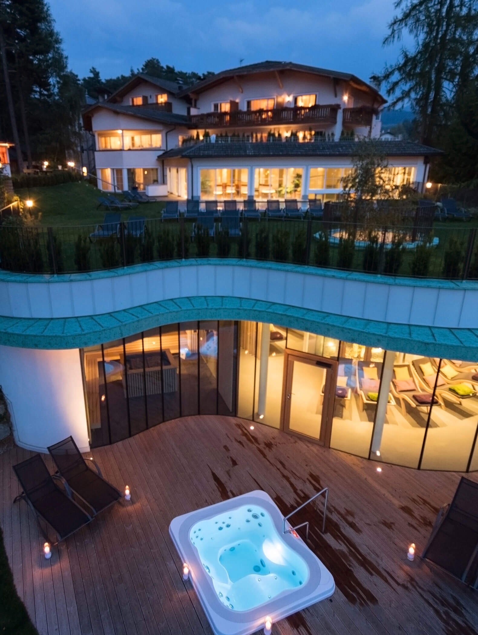 L'idromassaggio, dietro la sauna e la sala relax di sera - Vitalhotel Erica