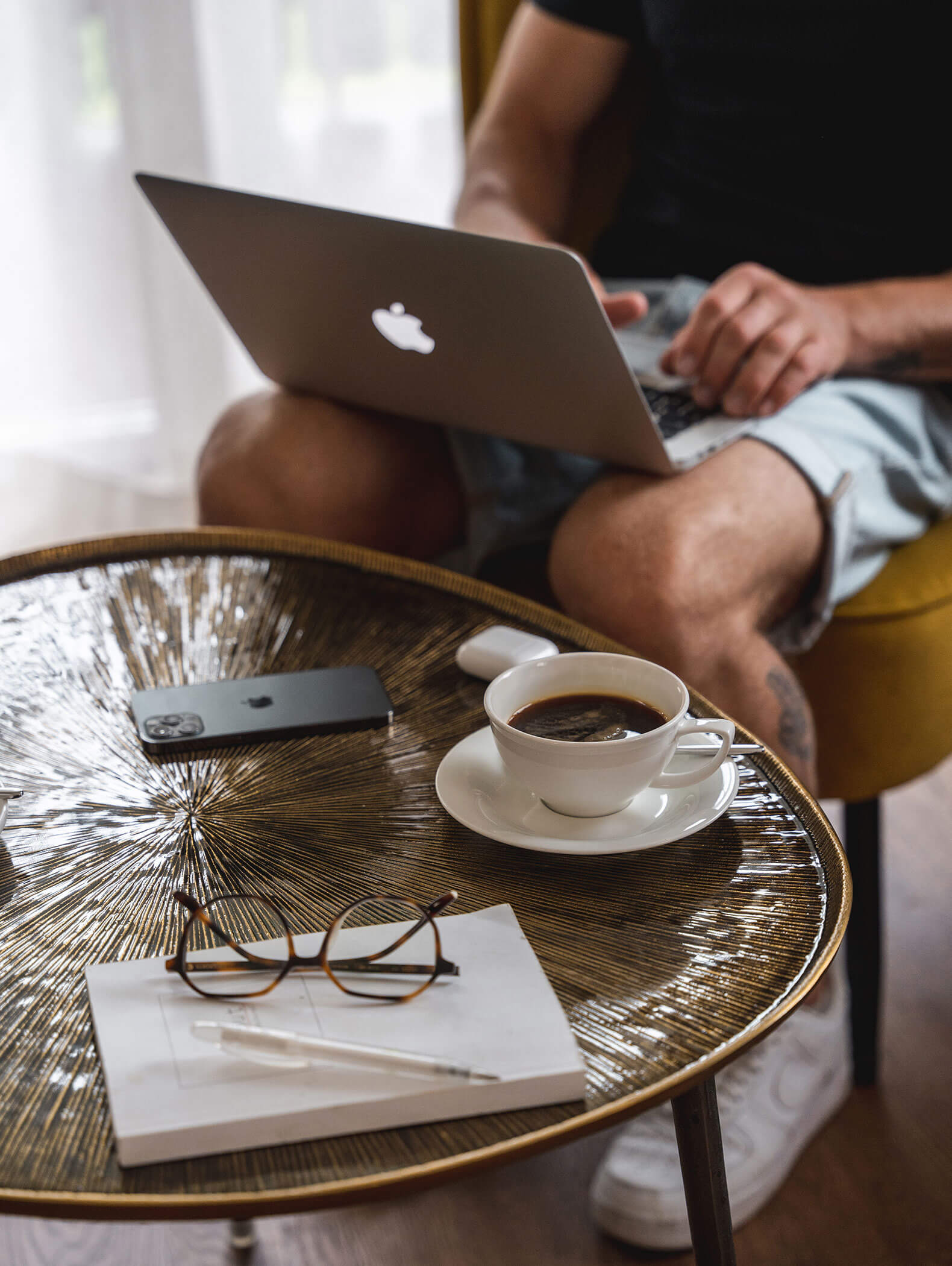 Un uomo siede al bar con il suo computer portatile e beve un caffè - Vitalhotel Erica