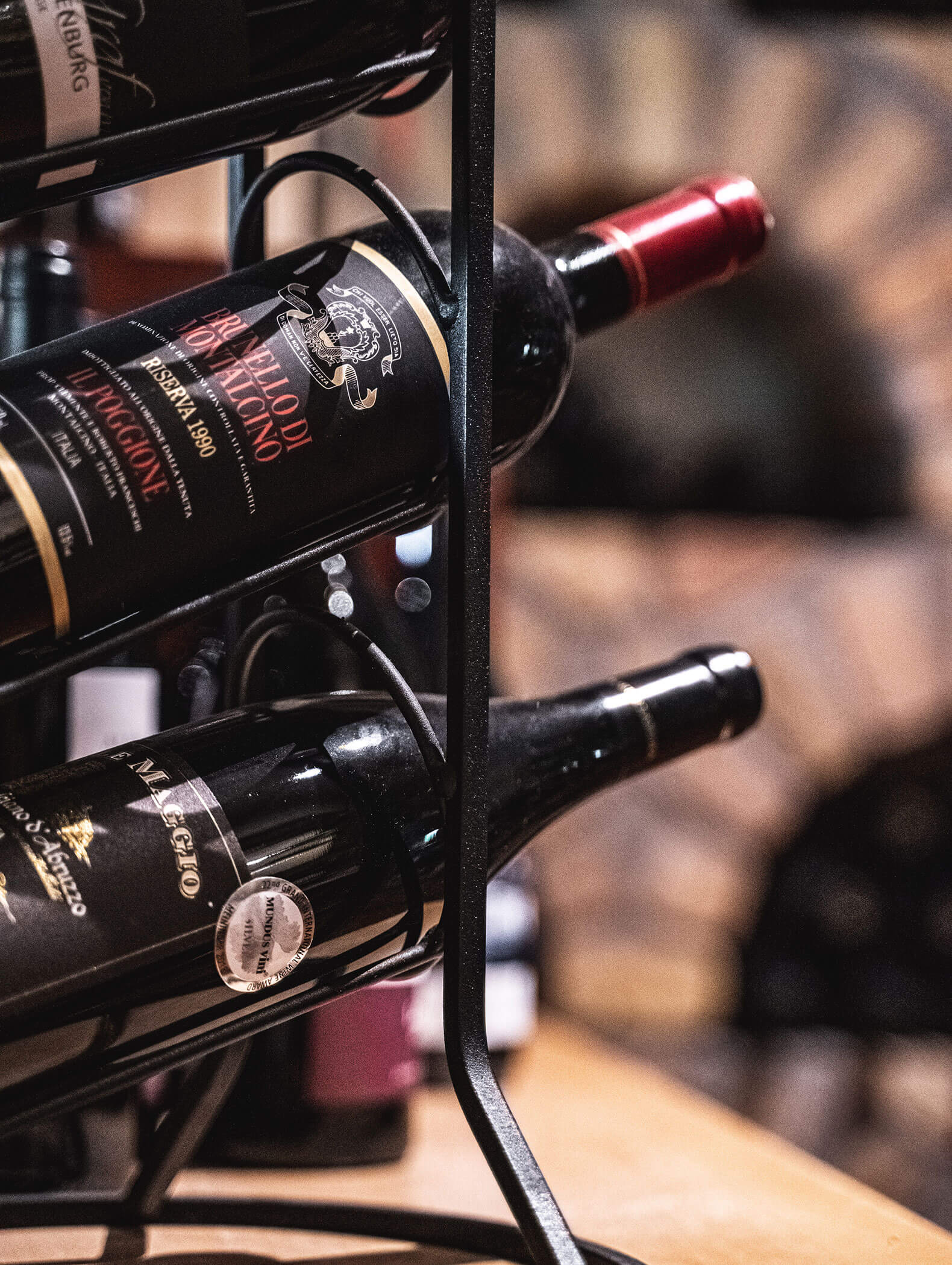 Diverse costose bottiglie di vino rosso nella cantina - Vitalhotel Erica