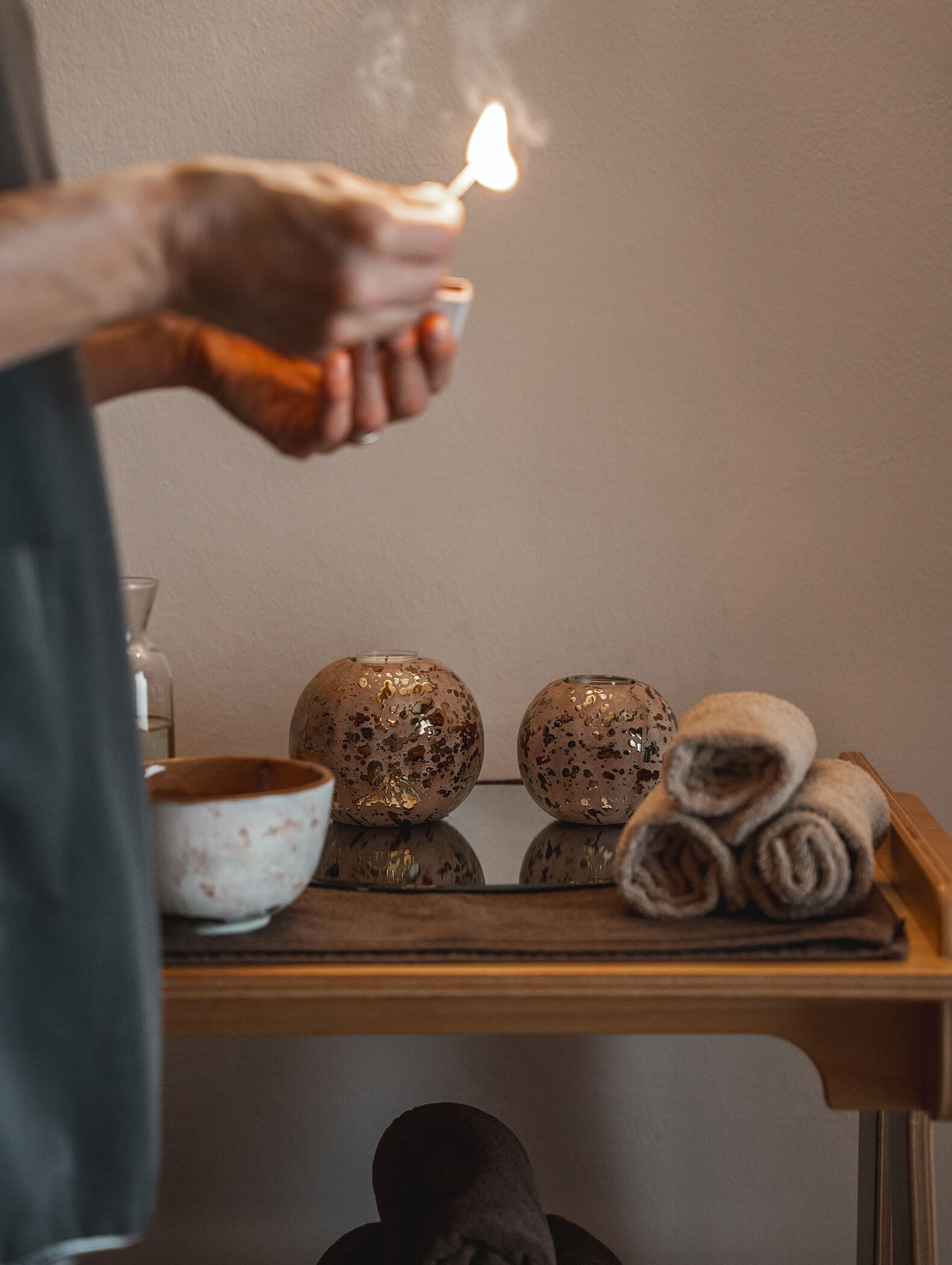 Una candela viene accesa con l'aiuto di un fiammifero - Vitalhotel Erica