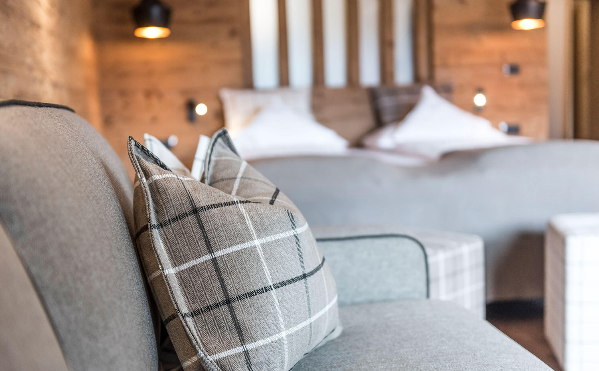 Divano grigio e cuscino a scacchi - Vitalhotel Erica