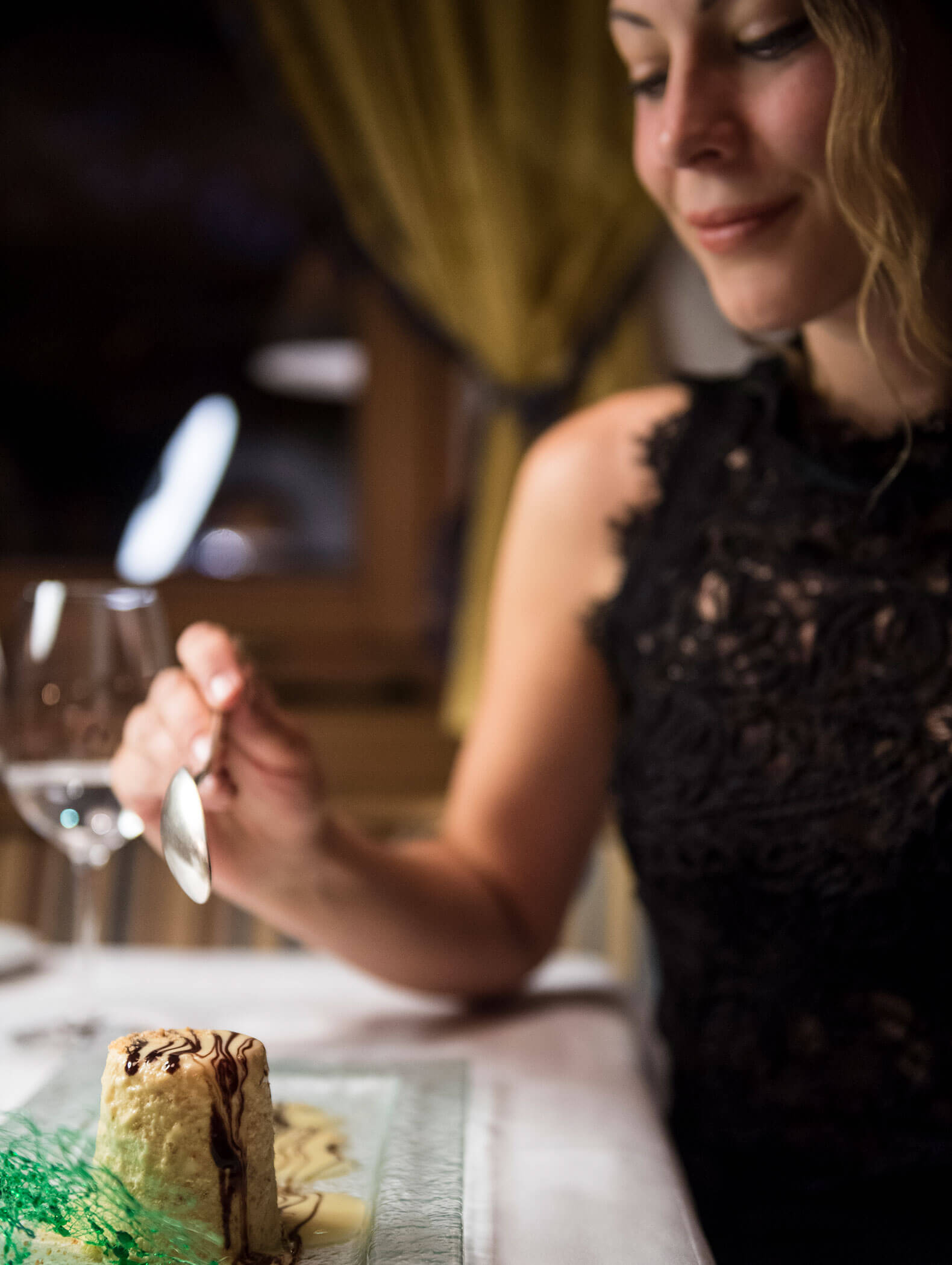 Una donna attende con impazienza il dessert davanti a sé - Vitalhotel Erica