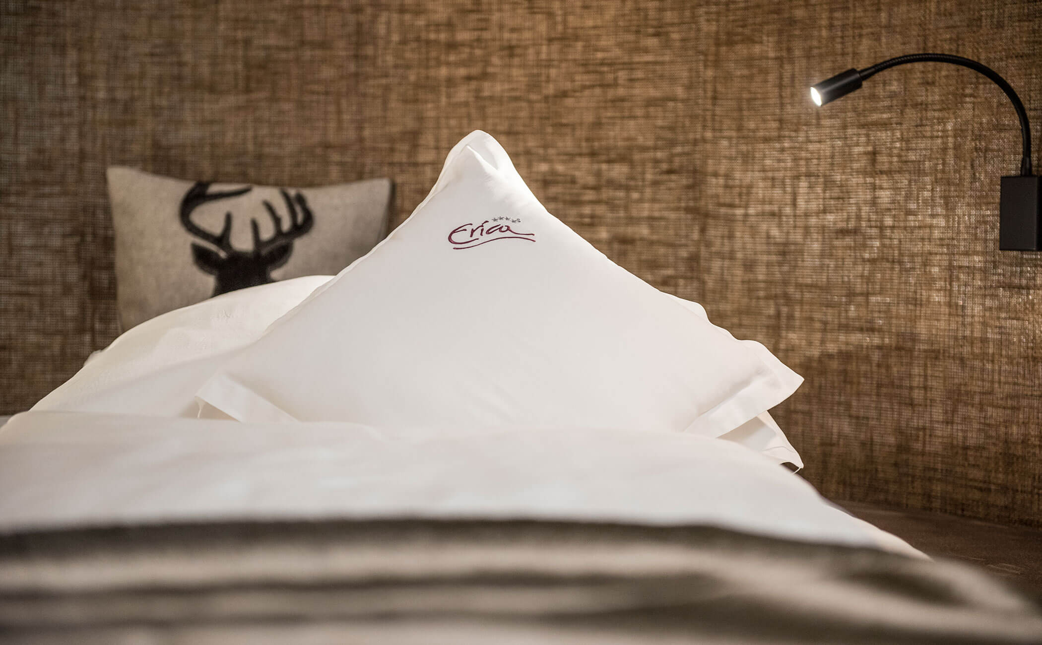 Biancheria da letto bianca con logo - Vitalhotel Erica